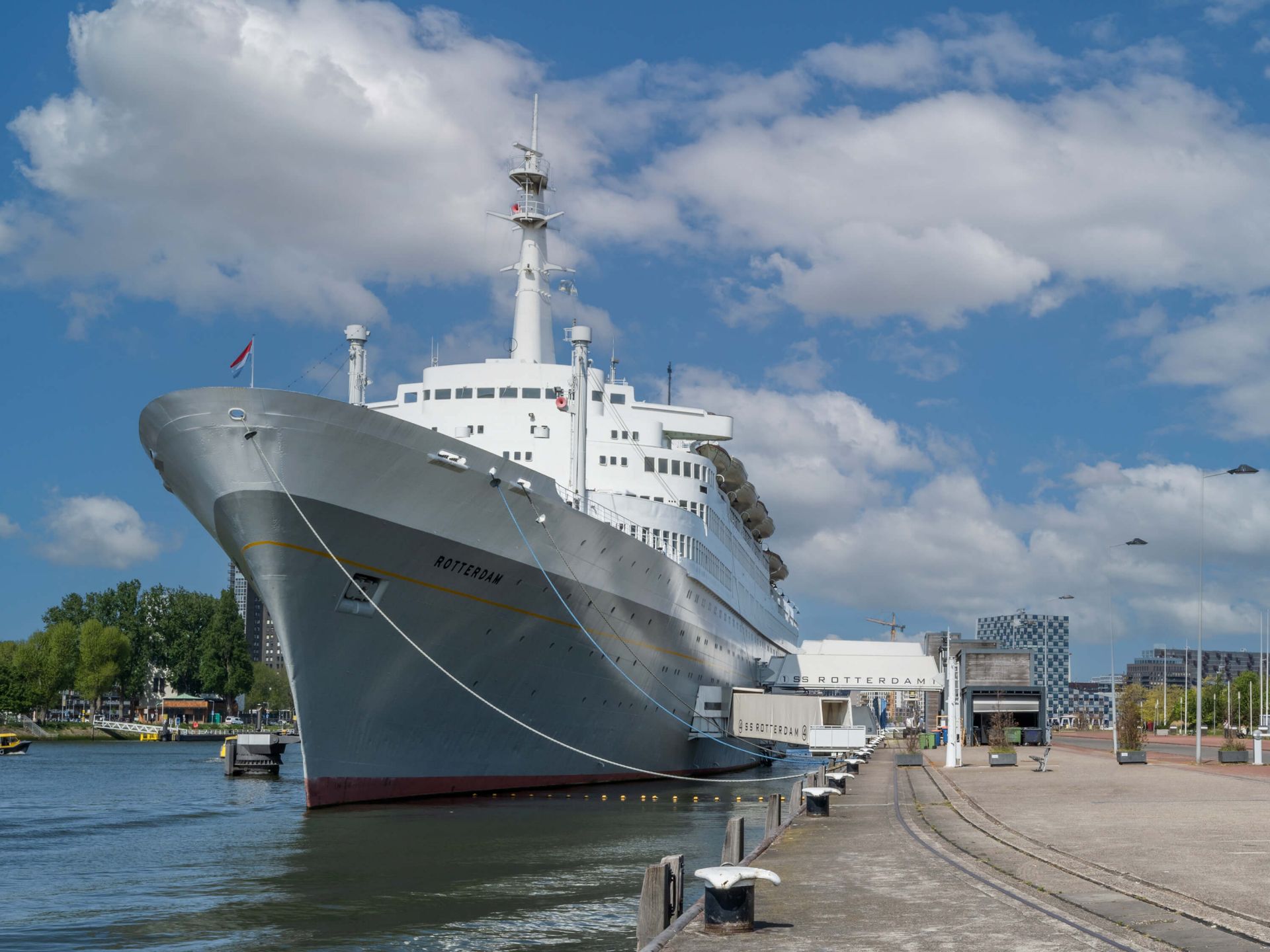 Tidligere dampskip SS Rotterdam i farger