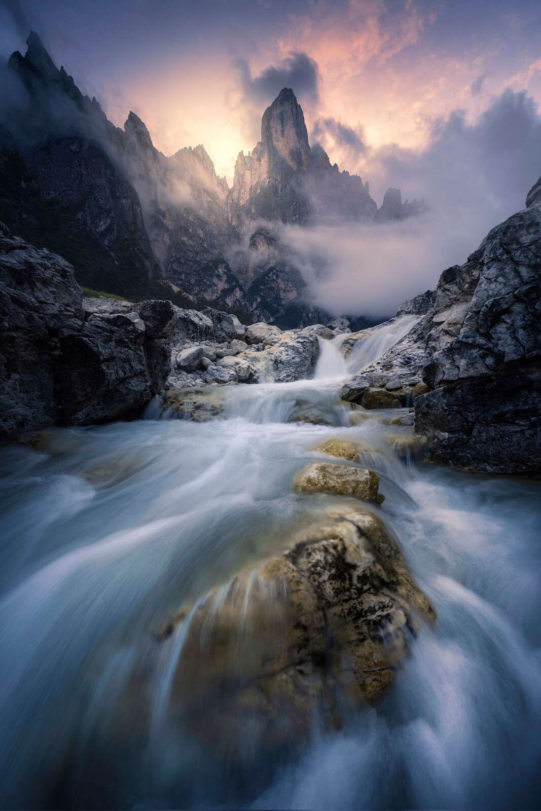 Bergstroom i skumringen