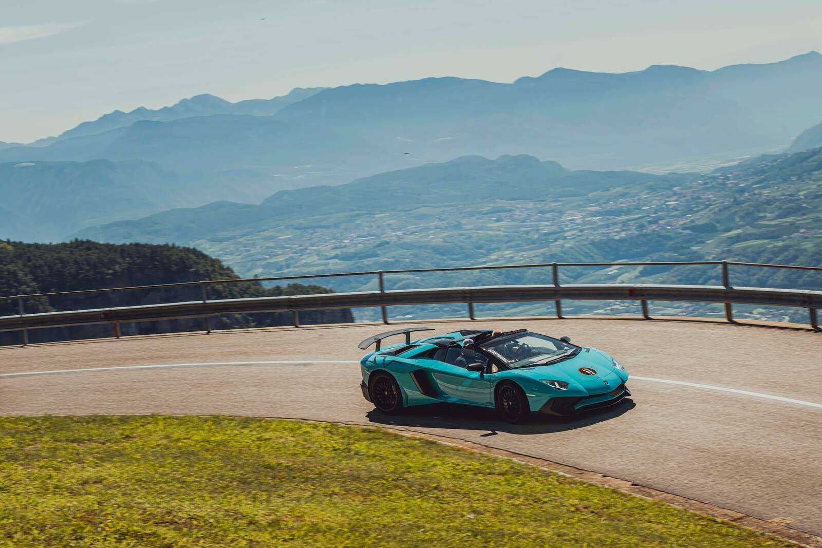 Alpenrit med luksus sportsvogn