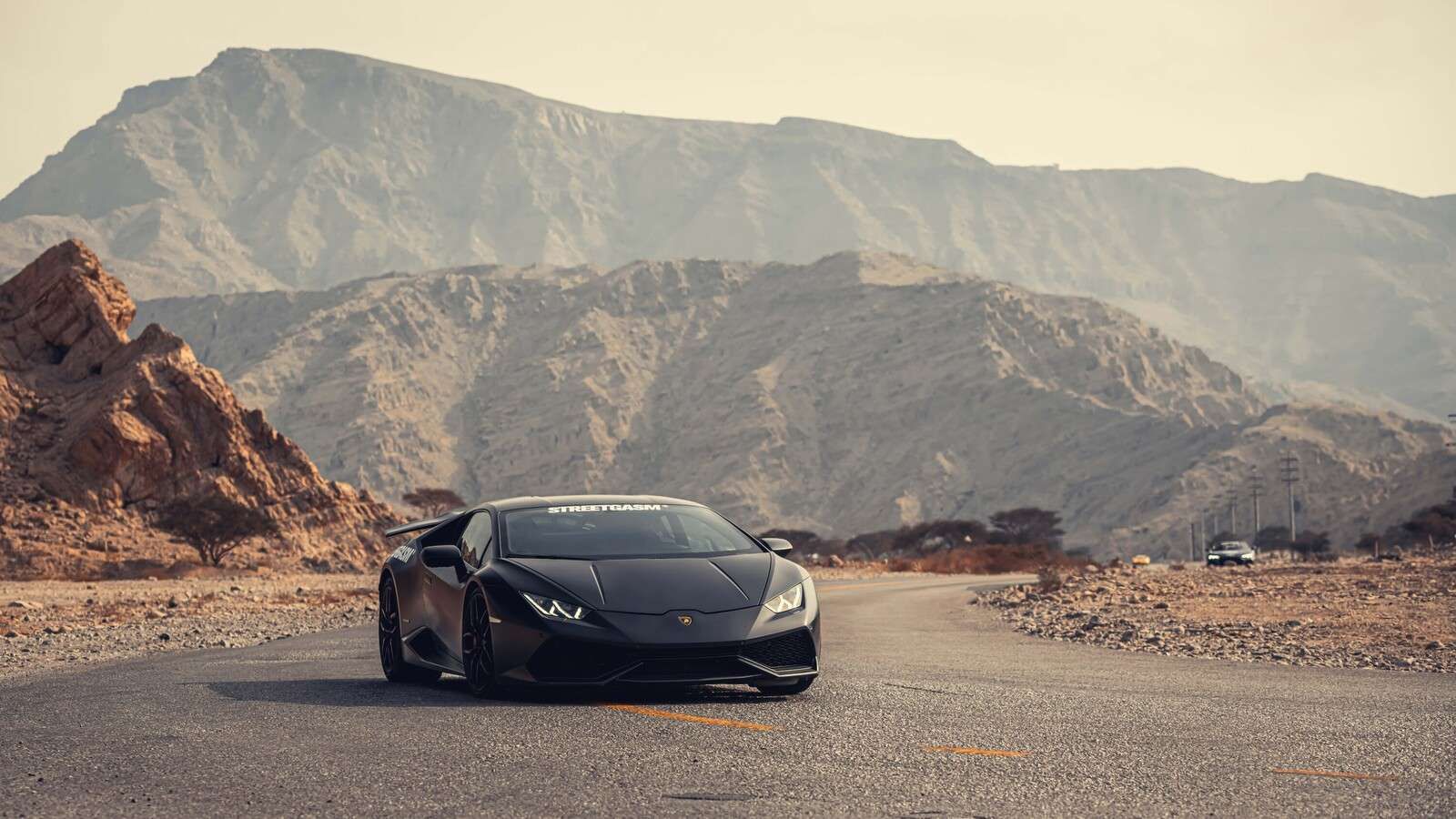 Svart superbil i ørkenen