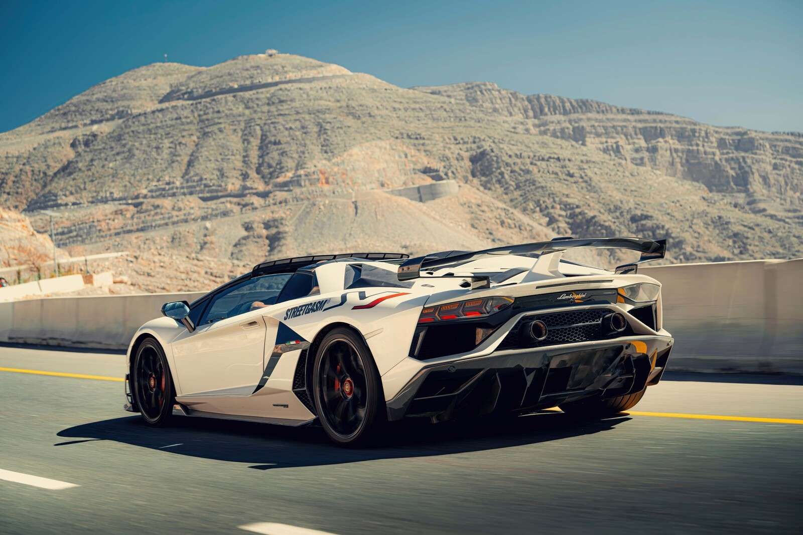 Superbil på fjellpass