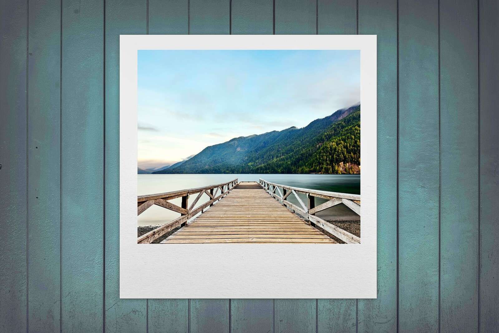 Träbrygga vid bergssjö
