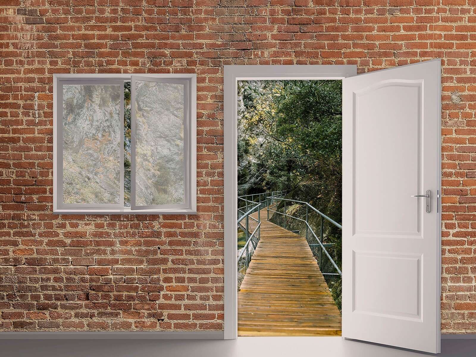 Bosbrug mellem klippe og grønne områder