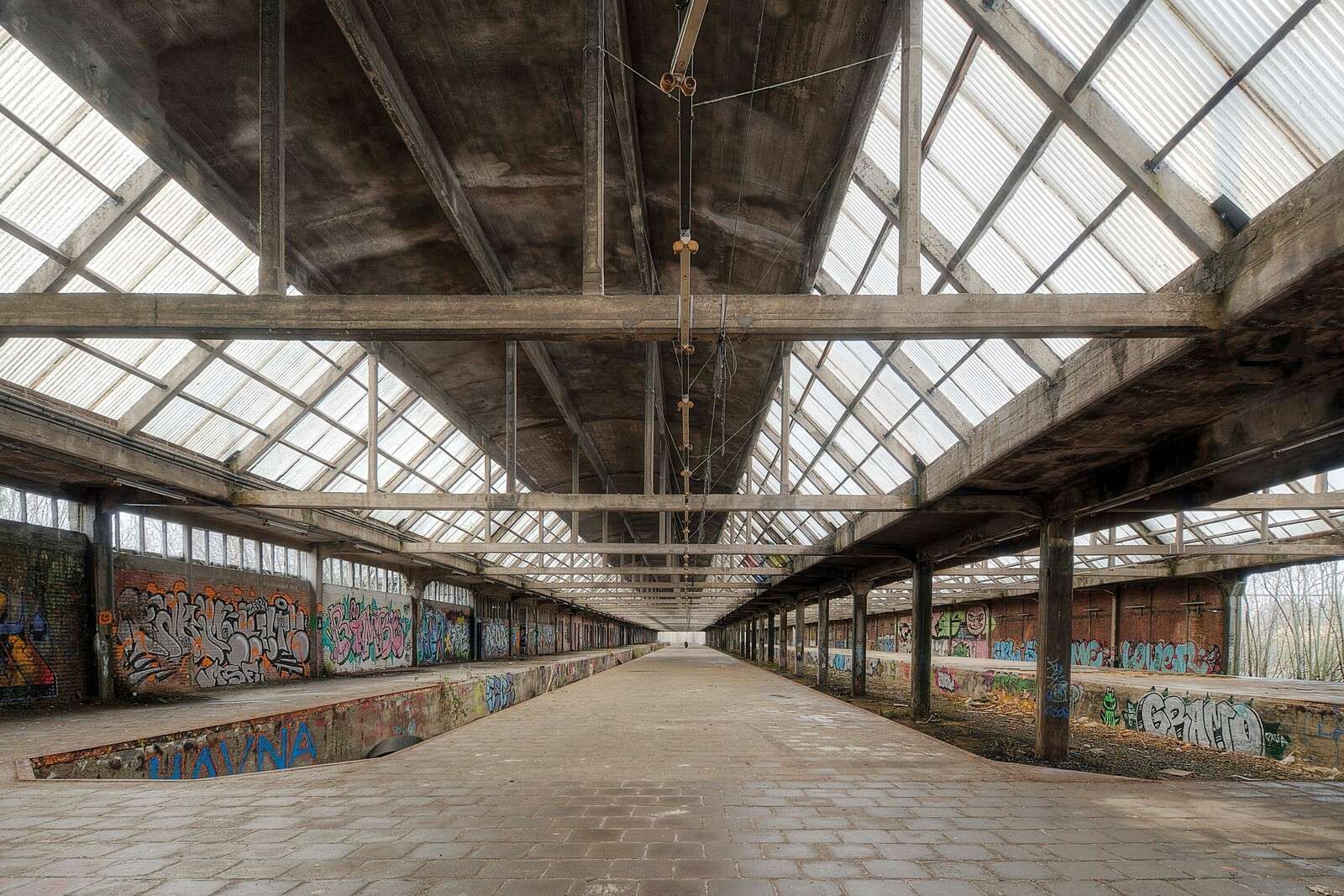 Forladt lager med graffitivægge