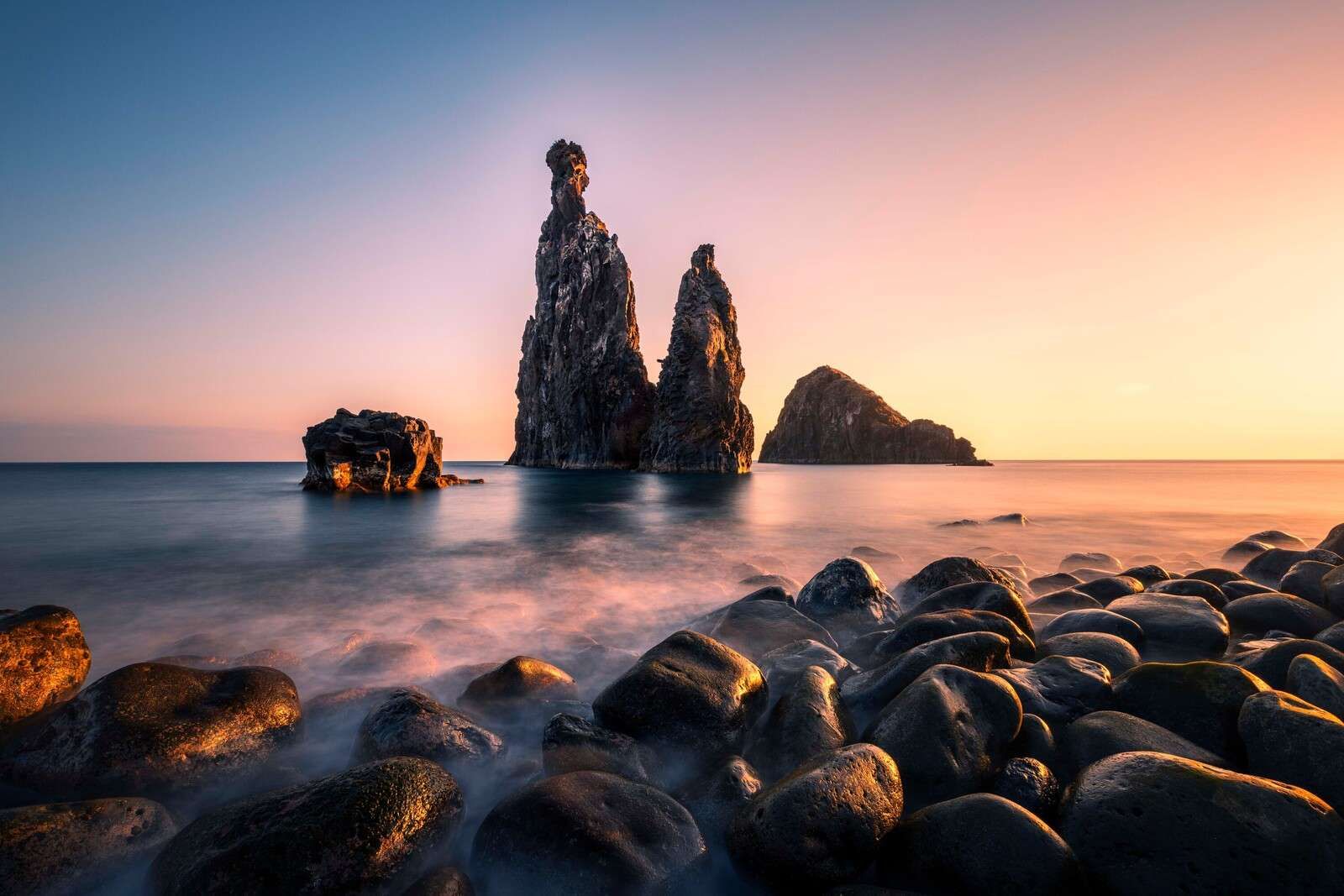 Kvällsljus vid stenig kustlinje