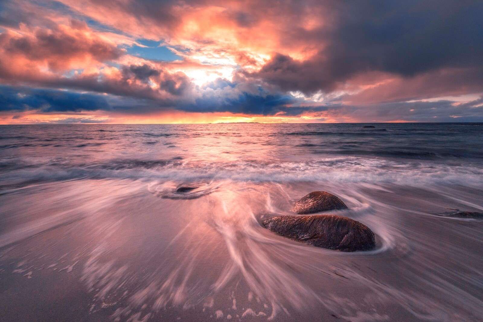 Stormvejr over stille bølger