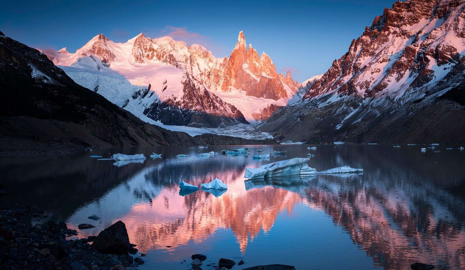 Gletschersø med alpeglød i Patagonien.