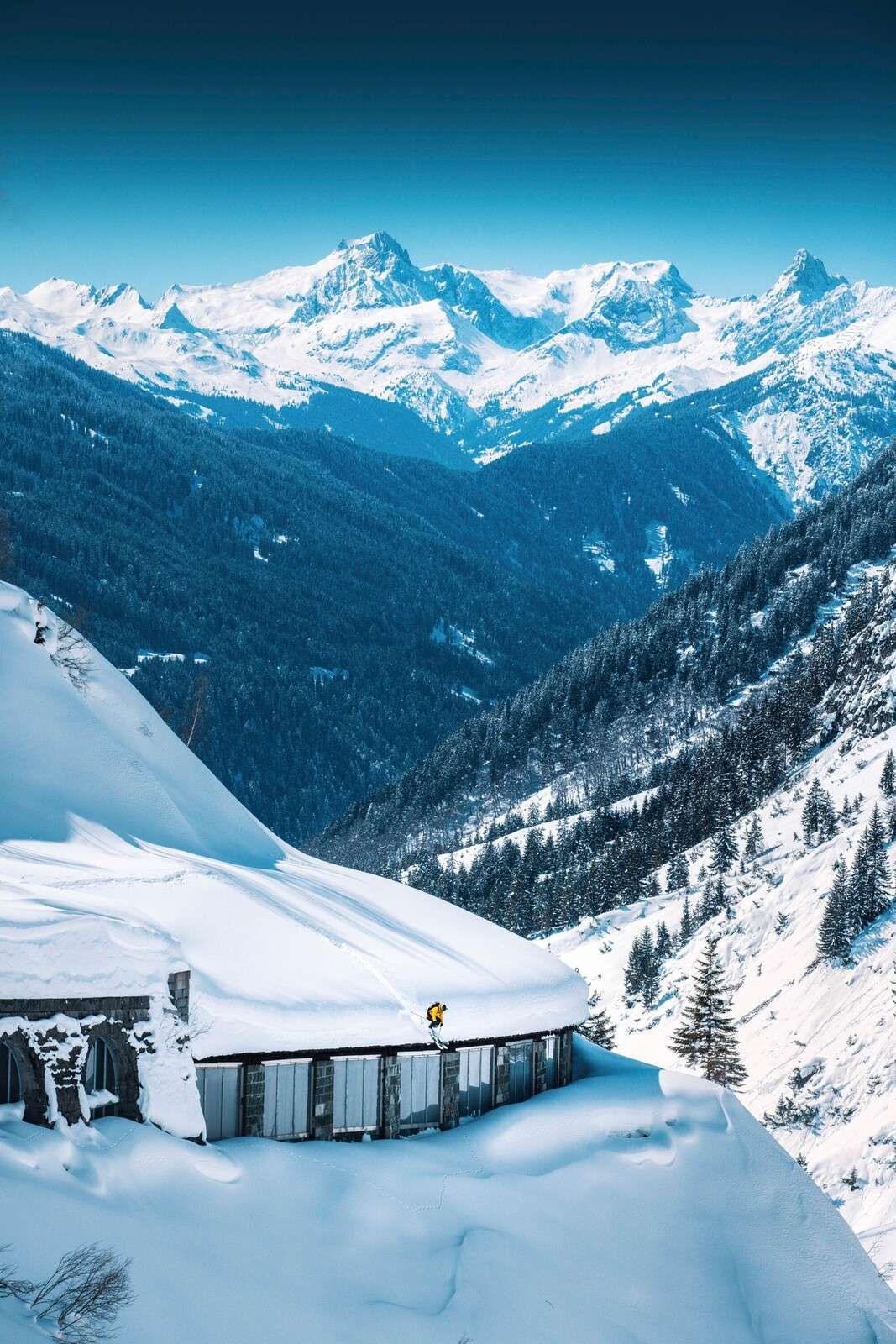 Dypeblå alpetopper i vintersnø