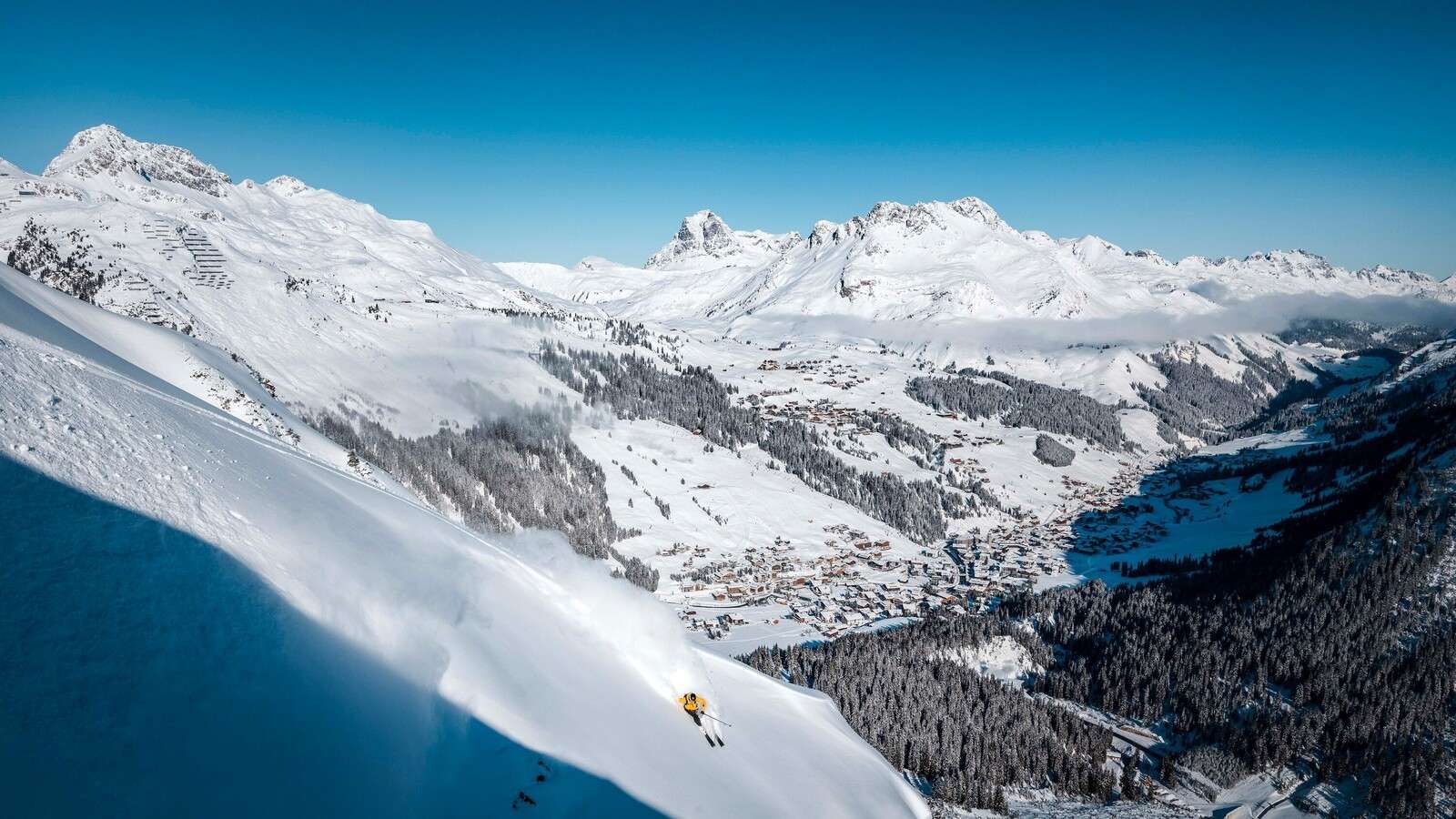 Nedstigning over alpedorf i snø.