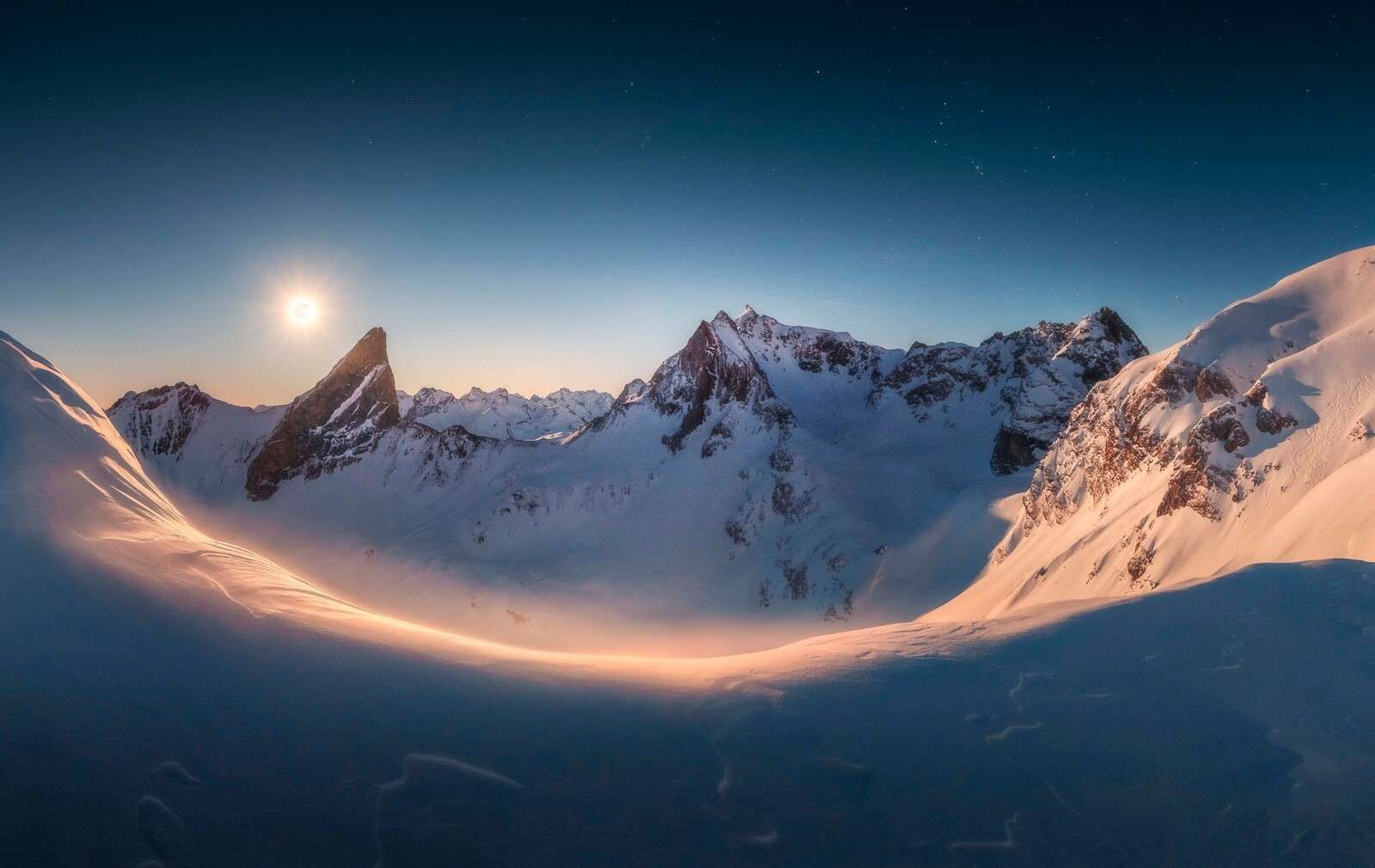 Måneskin over stille bjergpas