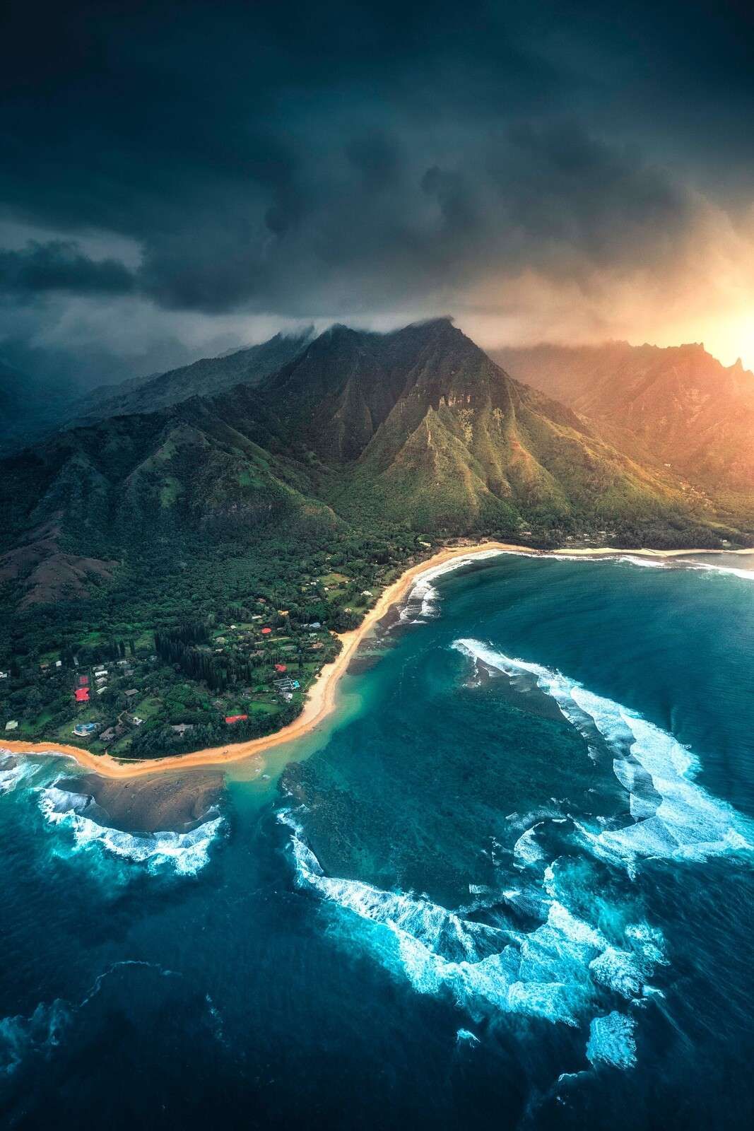 Tropisk kystlinje under truende himmel