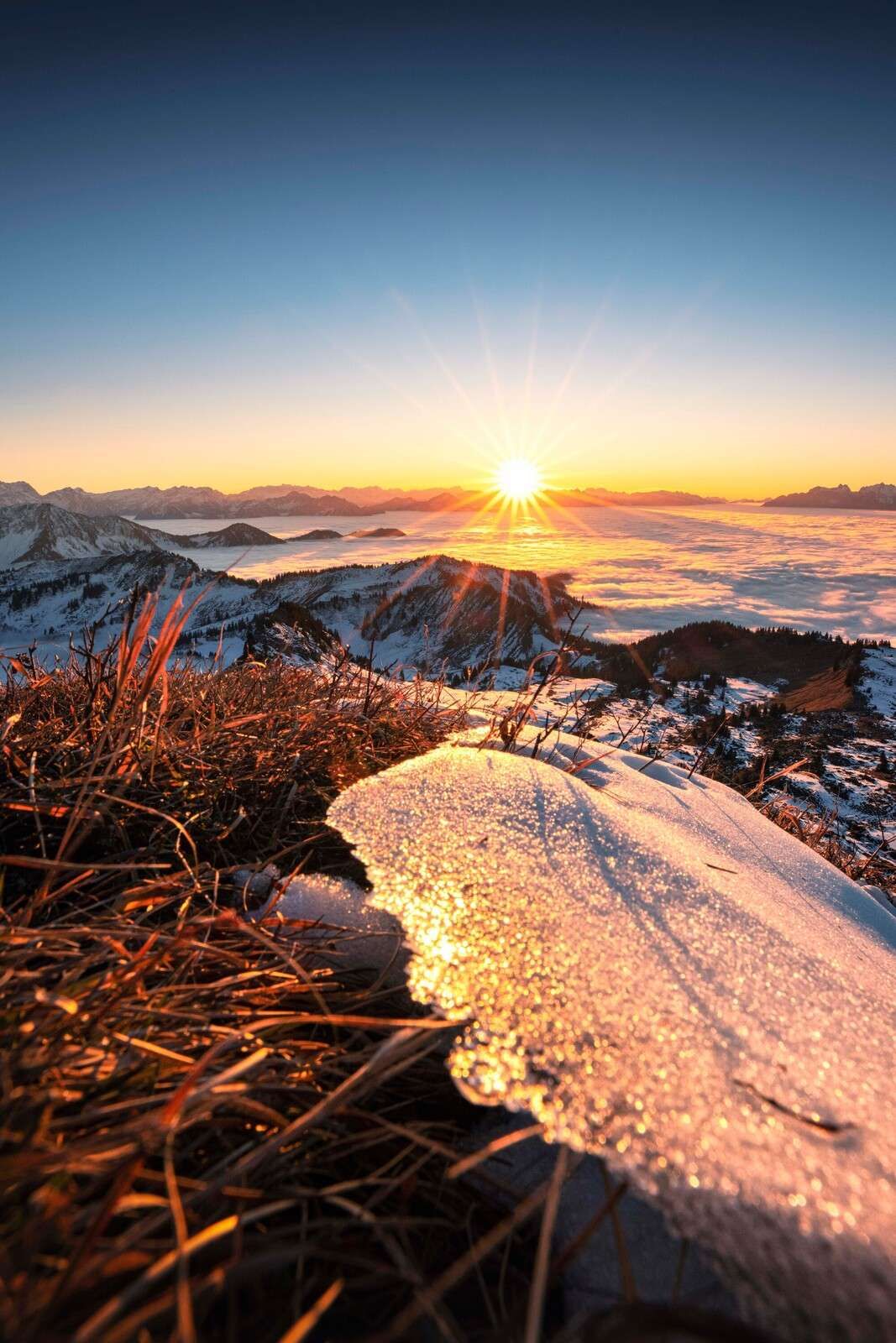 Morgensol på glitrende bjergeng.