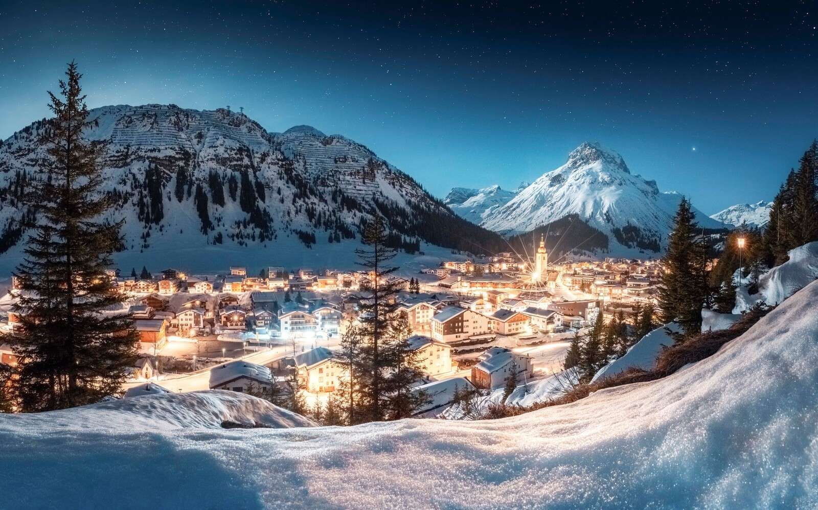 Skinnende alpeby under stjernehimmel