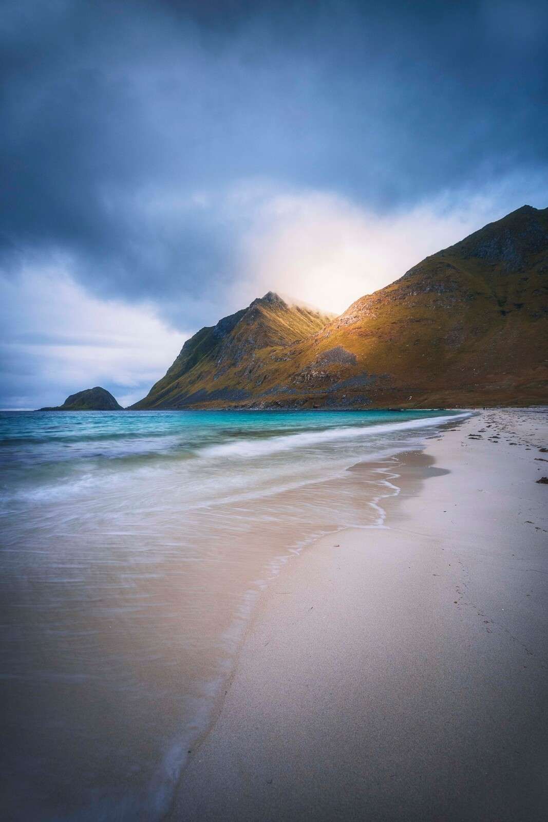 Sollys på fjell og bølger