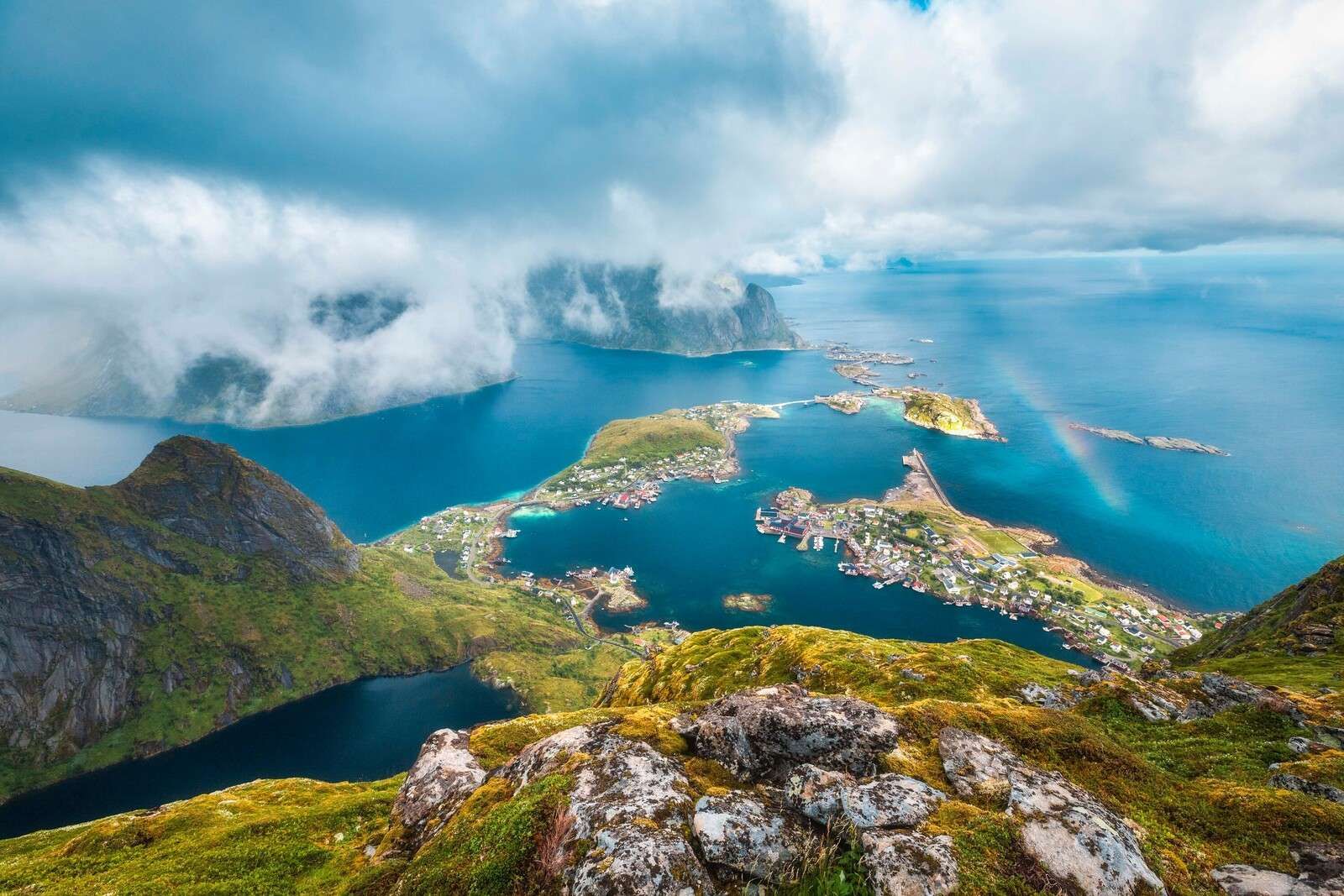 Regnbue over fjordlandsby øyer