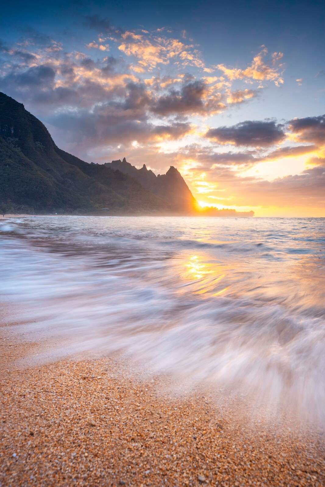 Gyllen sol over tropisk strand