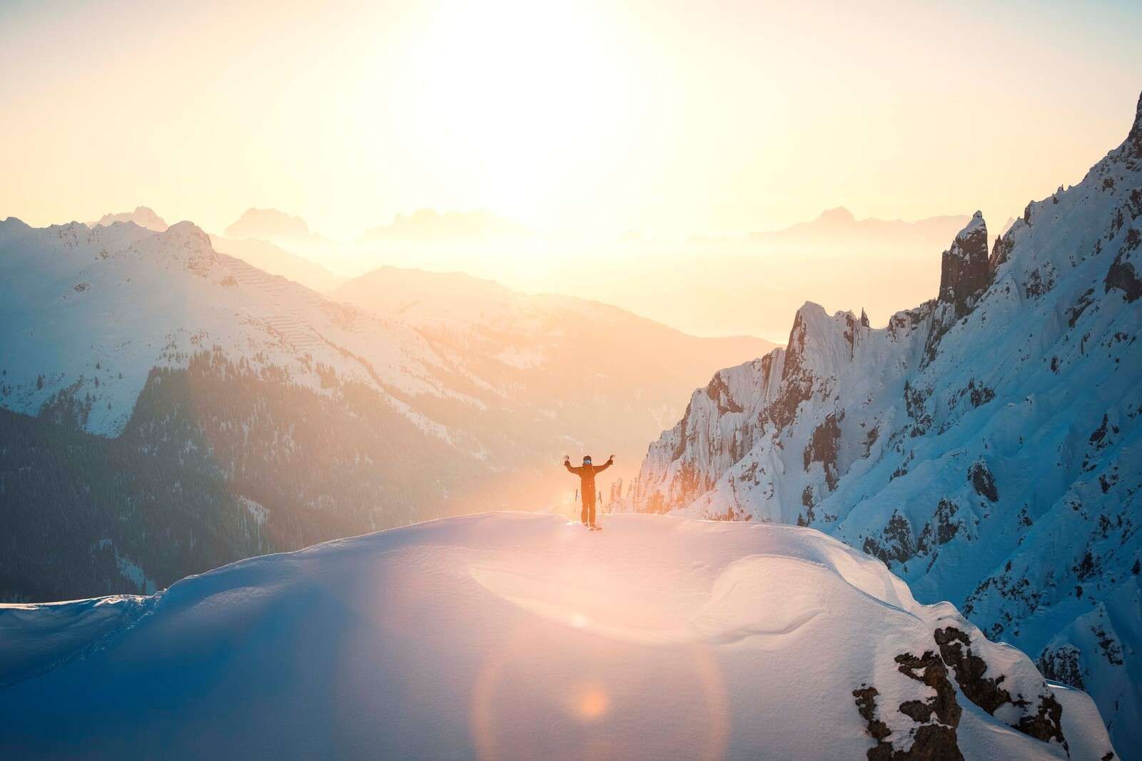 Soluppgång över bergstoppar