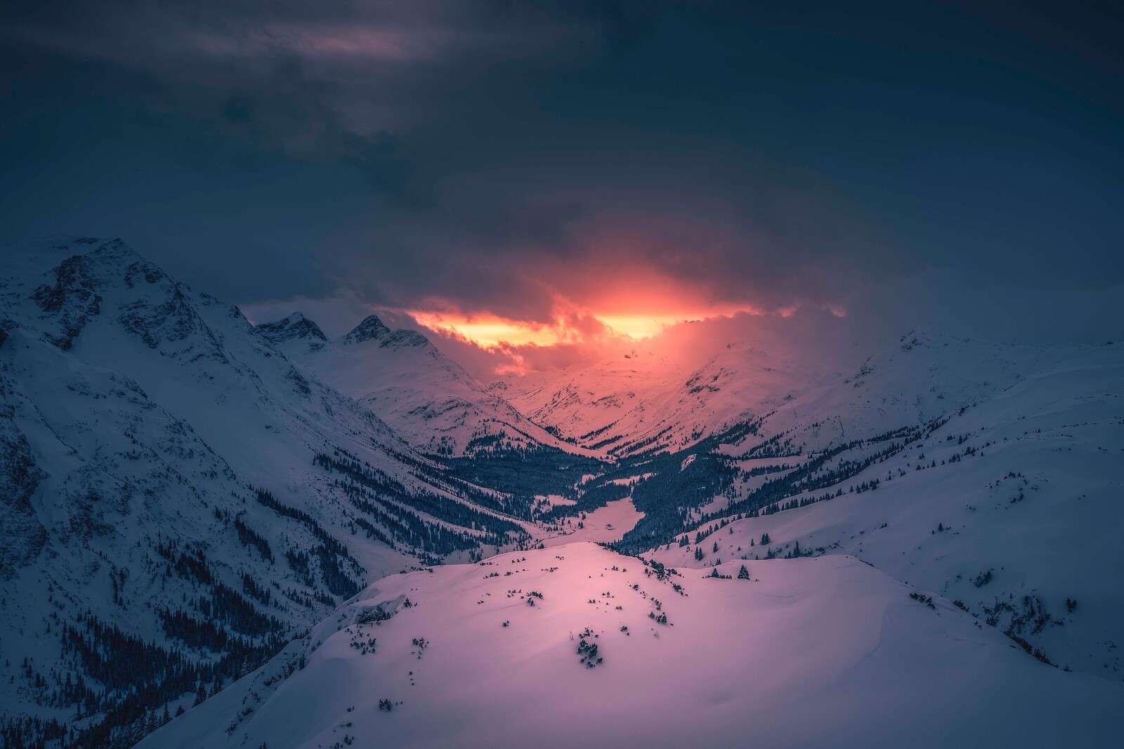 Kveldslys over stille fjelldal.