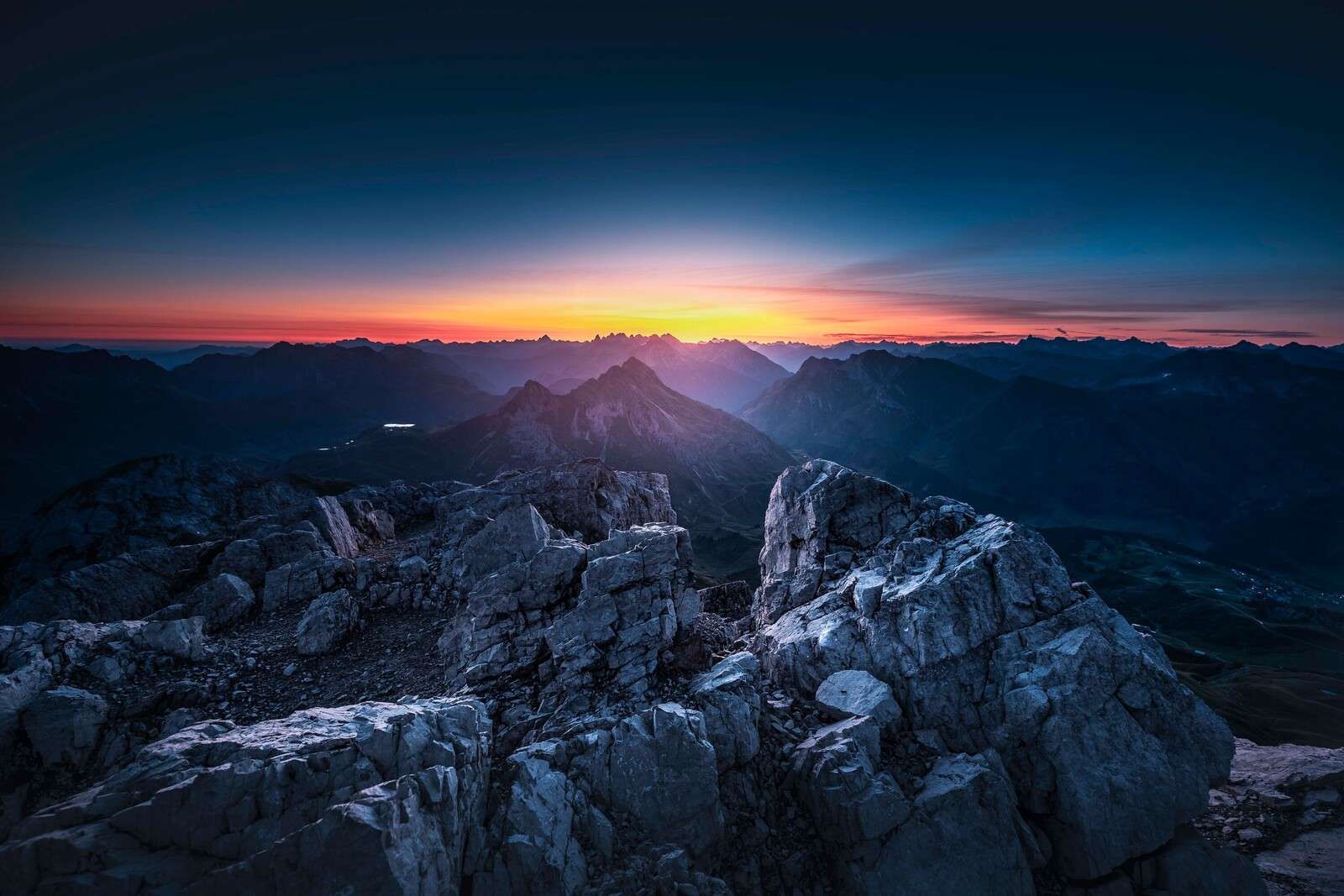 Stenet udsigt ved solopgang.