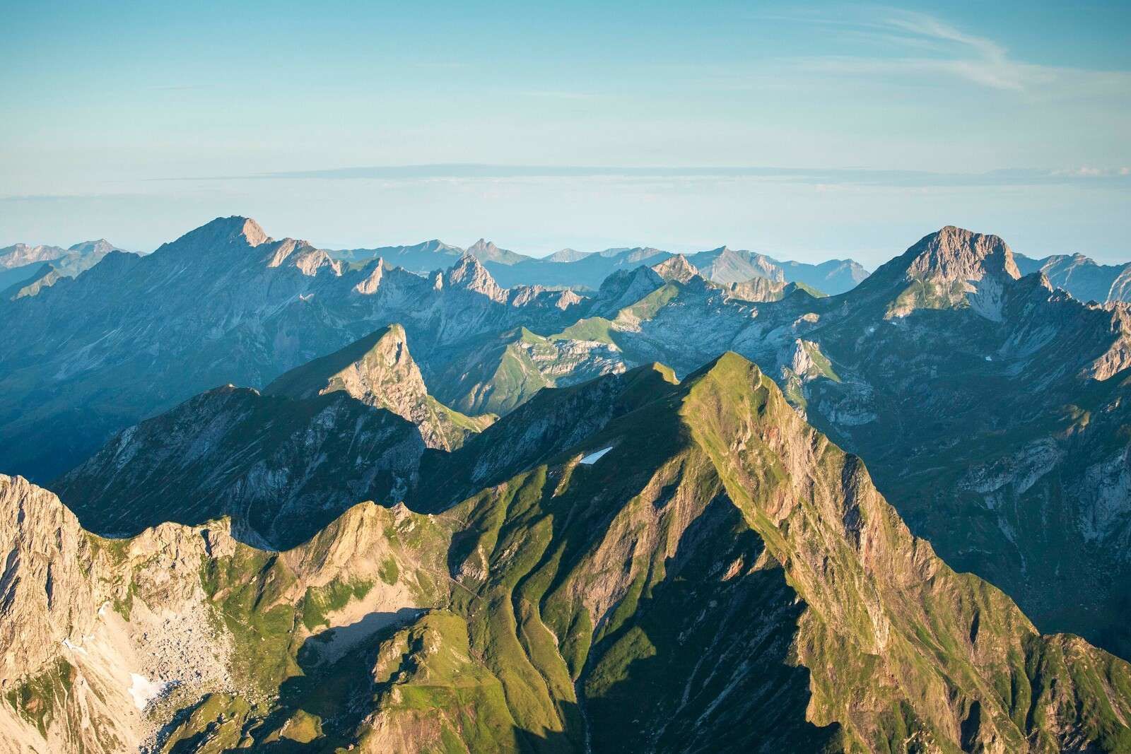 Sommarljus över bergskammen