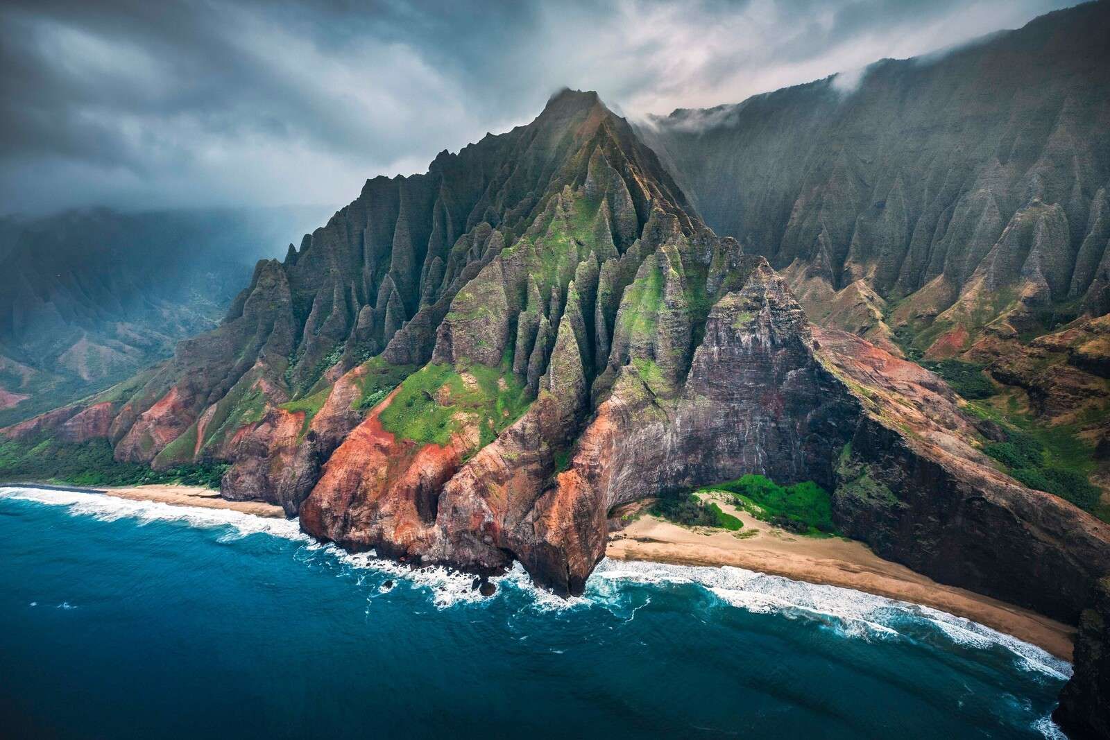 Dramatiska klippor vid turkos kust.