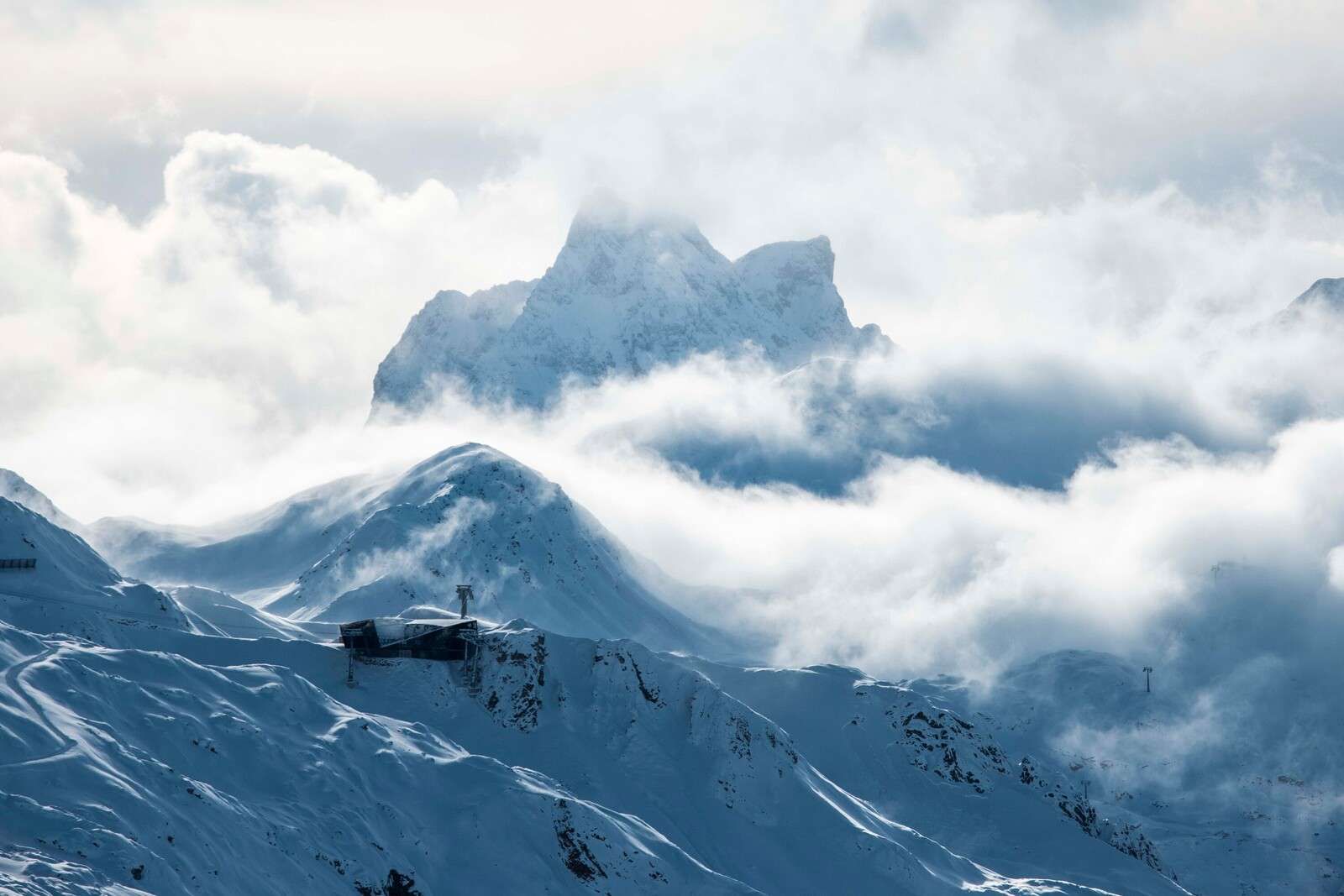 Tåke over vinterbergtoppen
