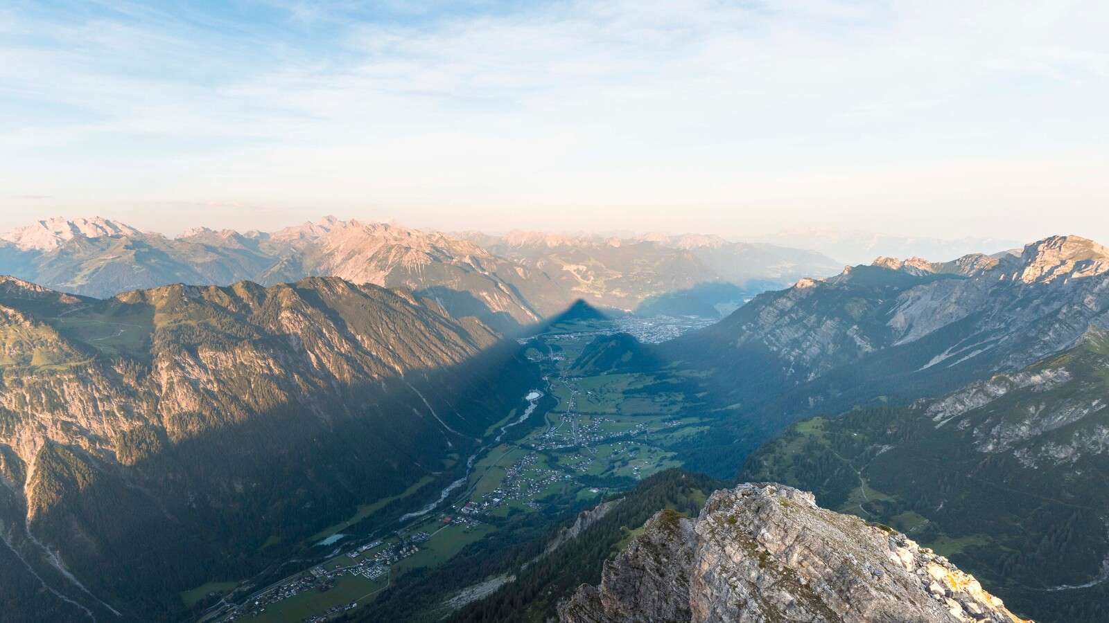 Dalens skygge i morgengryet