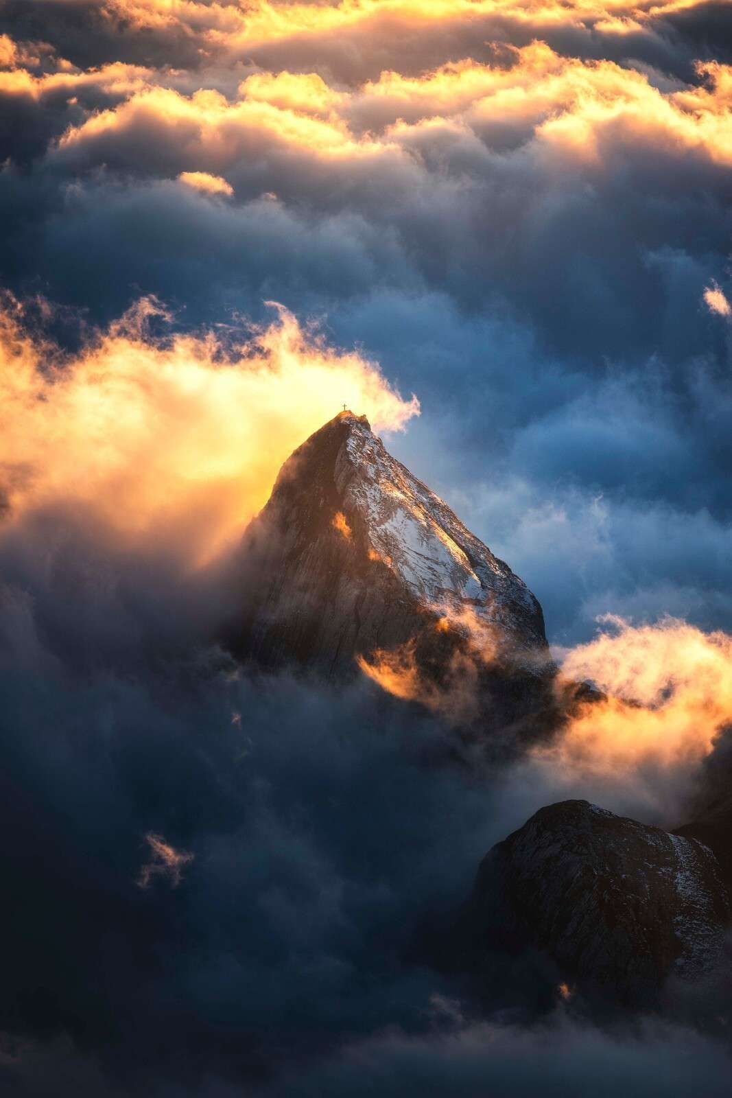 Bjergkors i flammende tåge