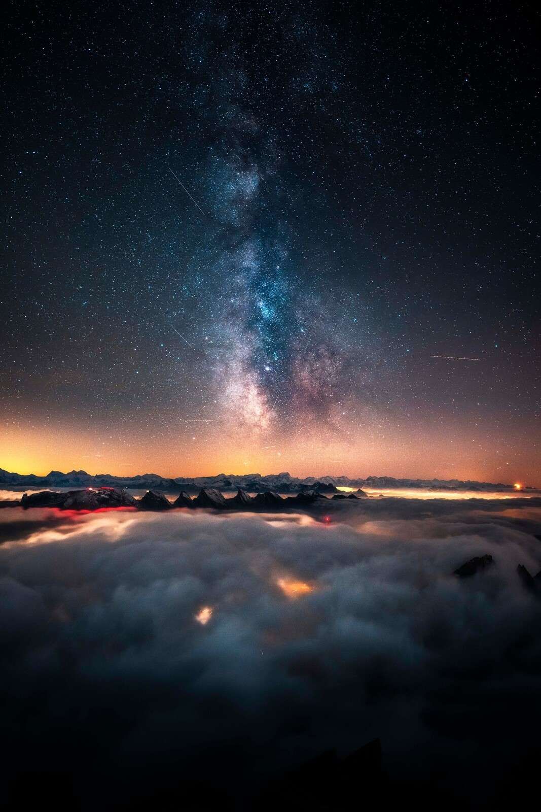 Mælkevejen over natlige bjergflager