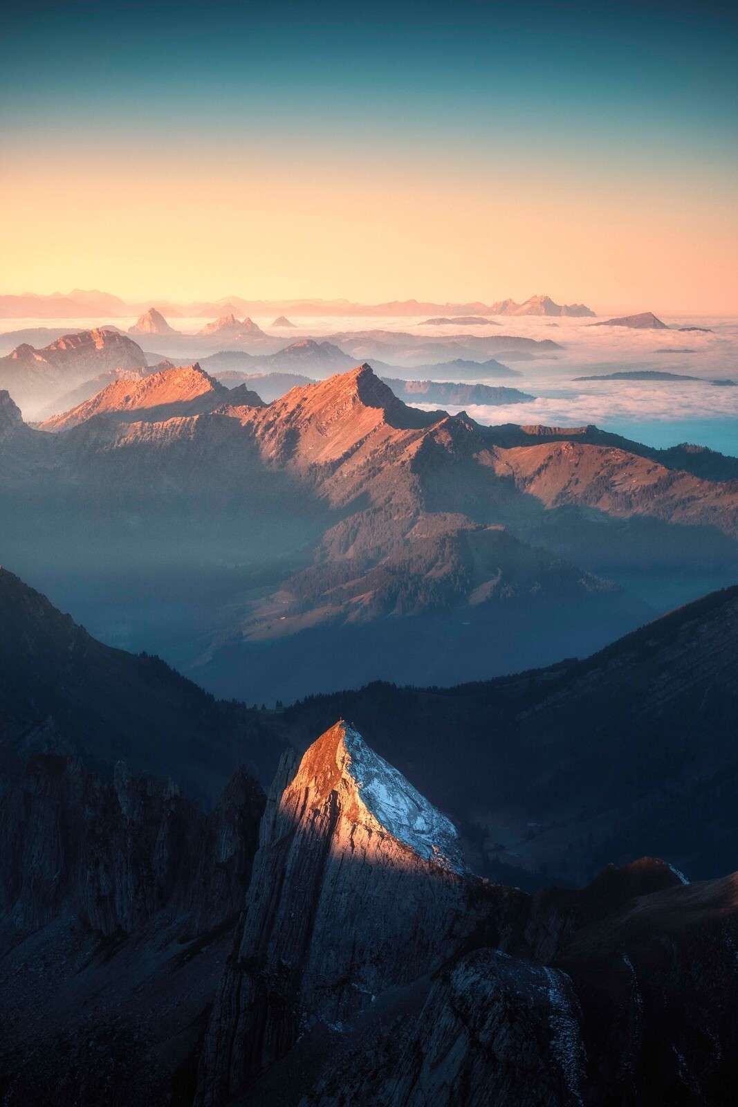 Första solskenet på bergskammen