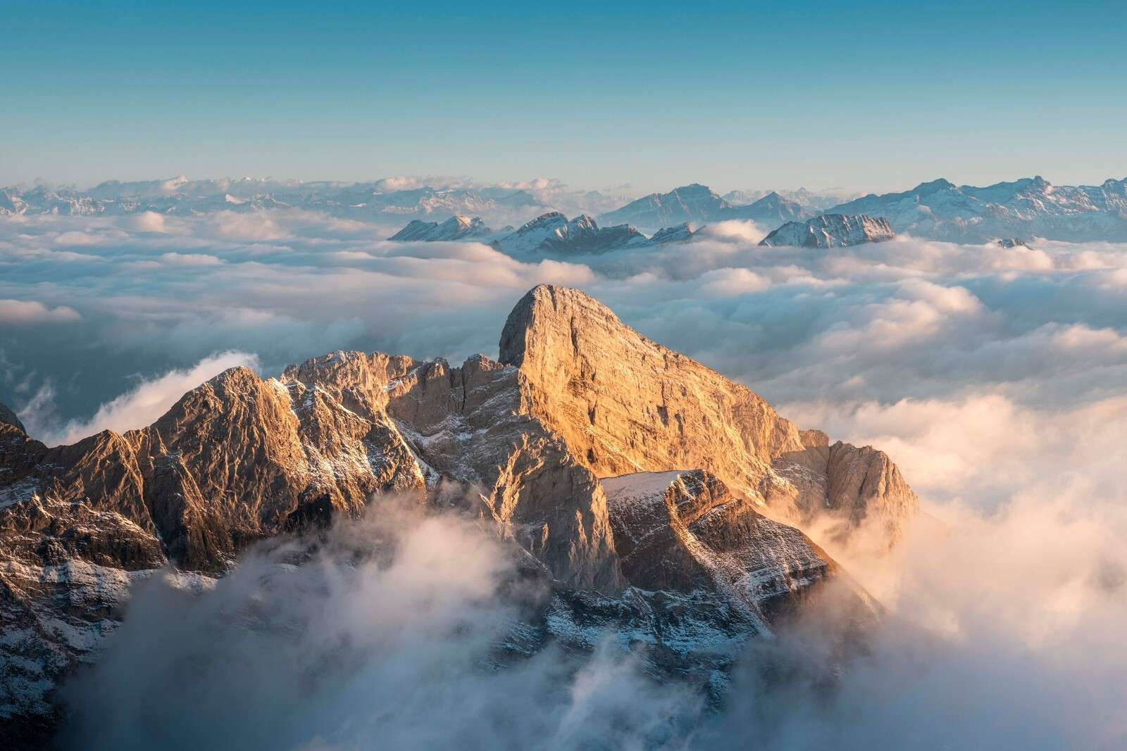 Snedækket bjergtop i morgenrøde