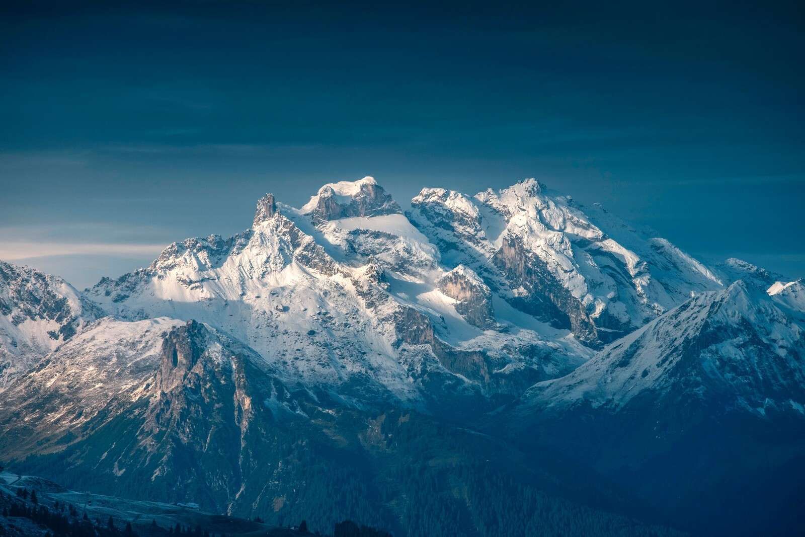 Krystallys over sneklædte tinder