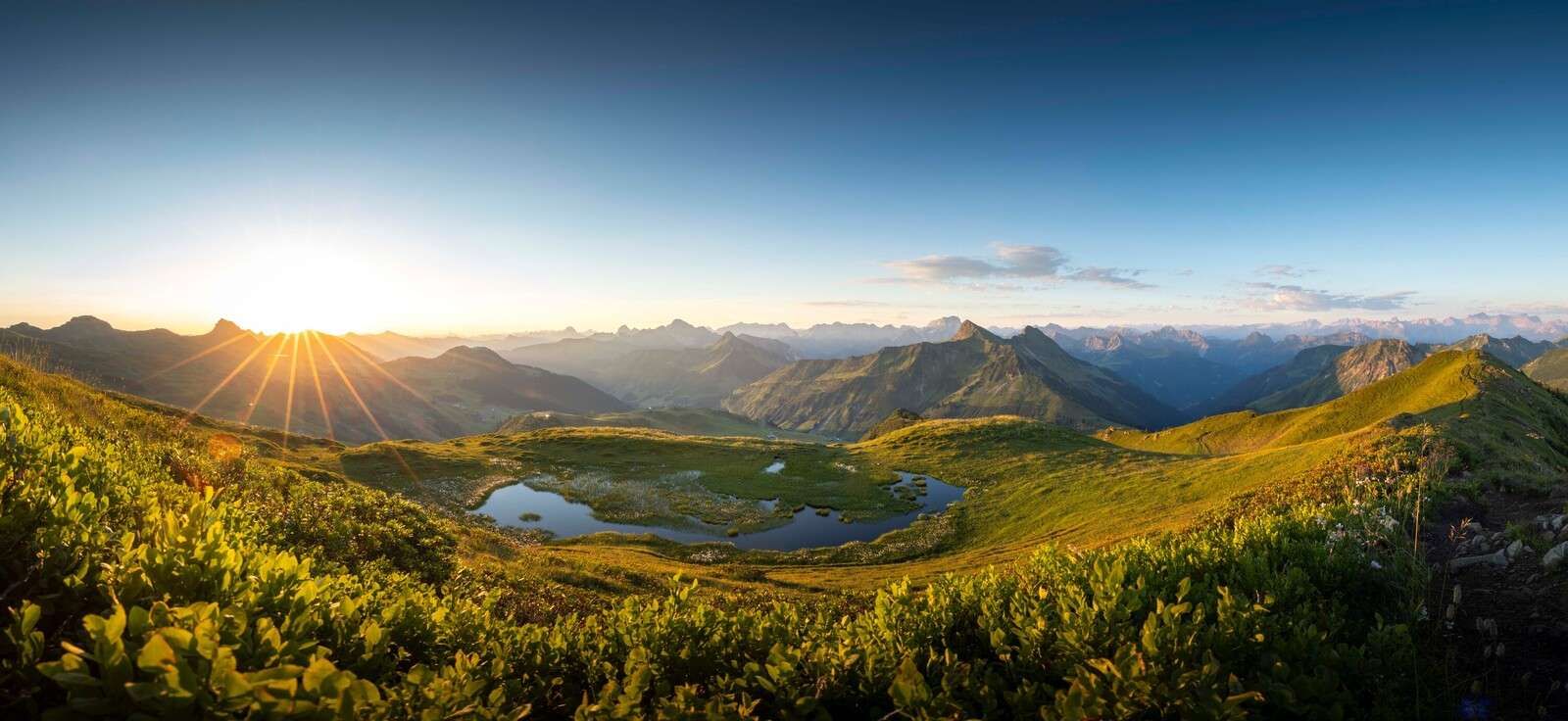 Solljus över bergsdalen