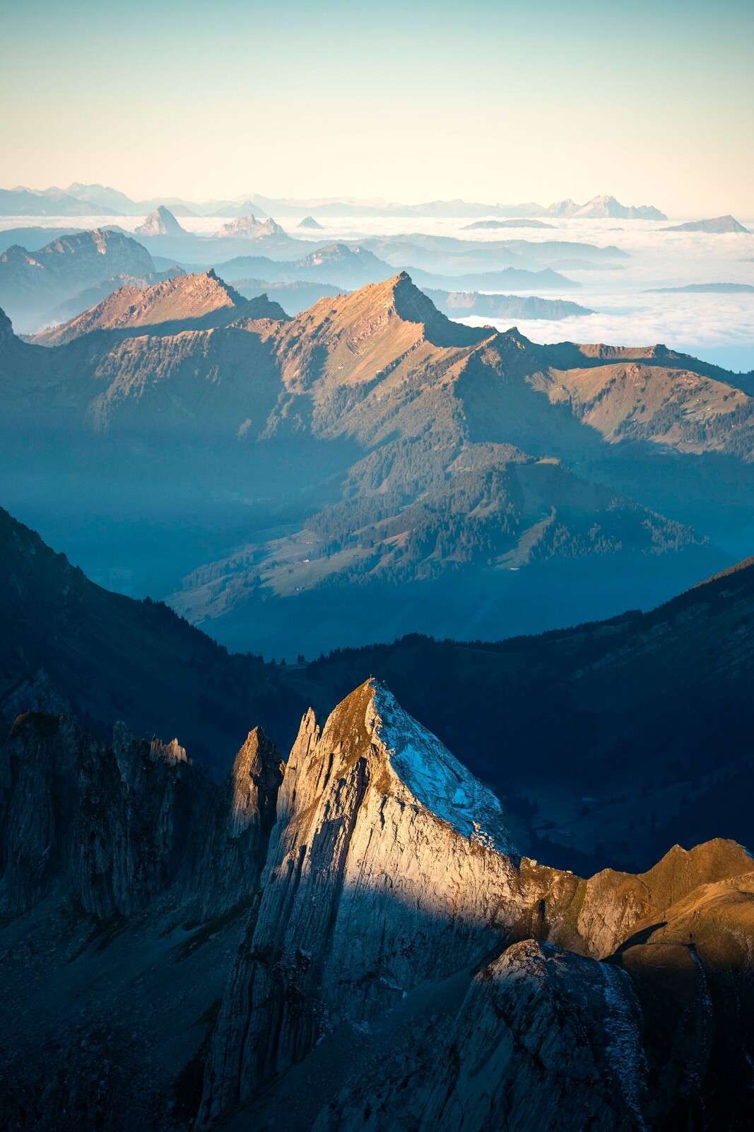 Morgenlys på klippebjerg