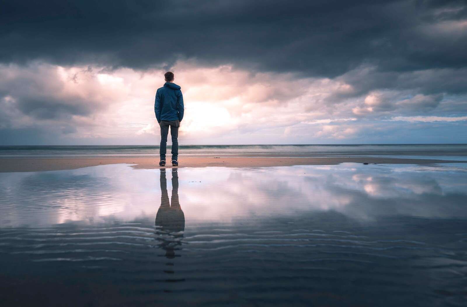 Tystnad vid en spegelstrand