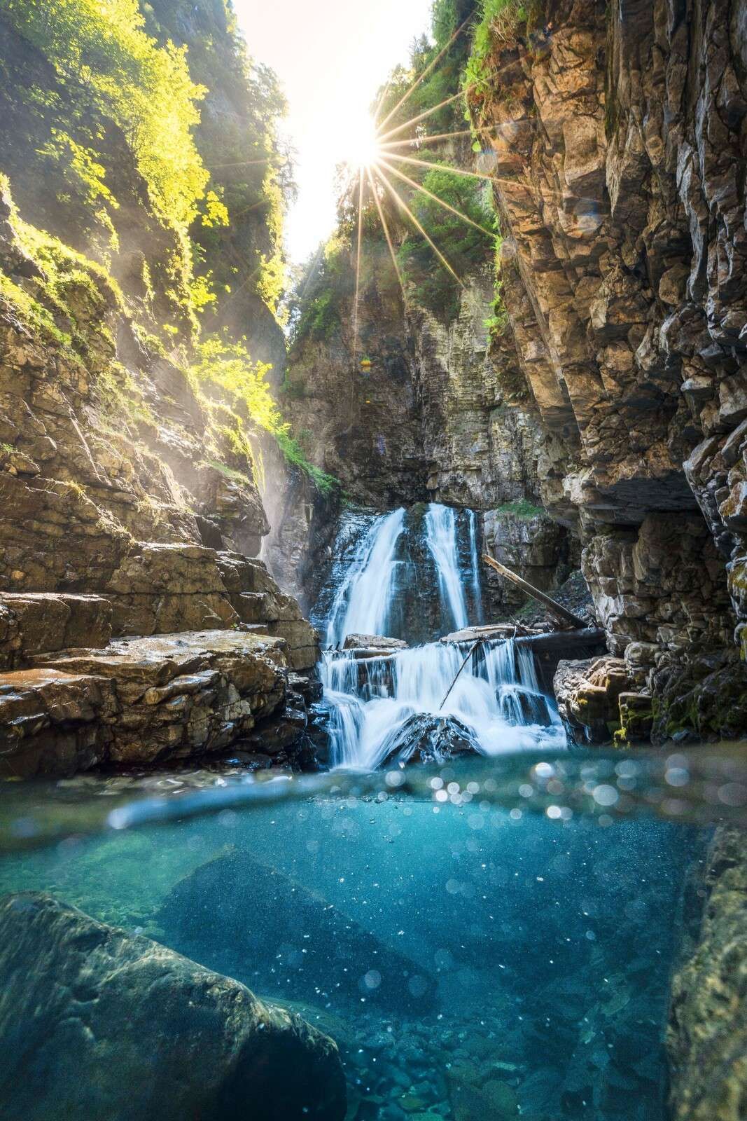 Sollys på fjellvannfall