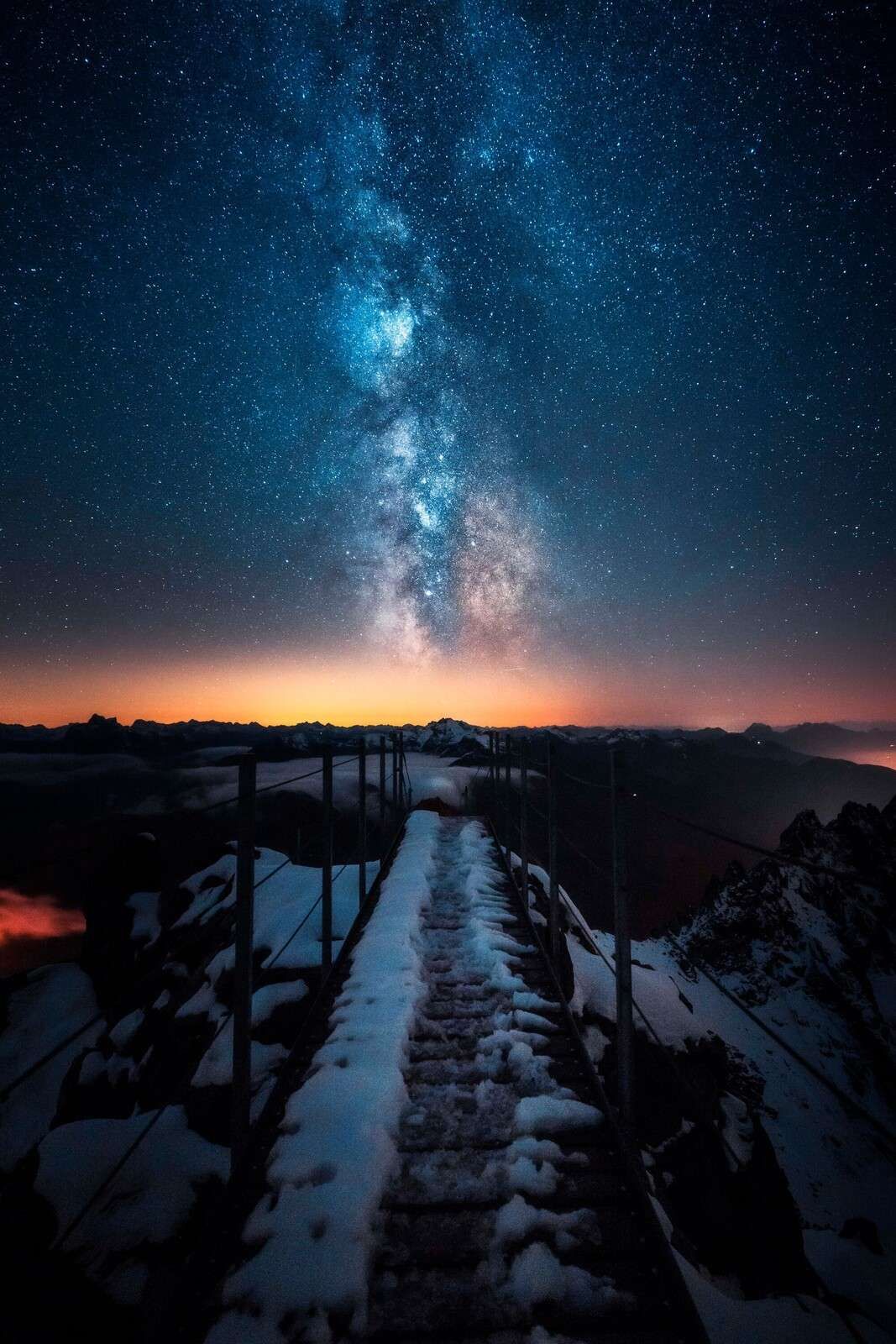 Stjernesti Over Snødekte Fjell