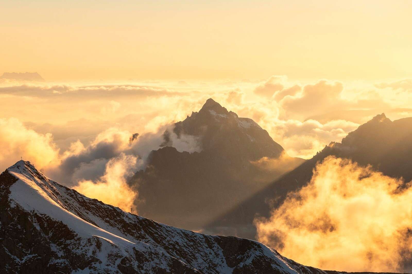 Soluppgång över molnen på berget.