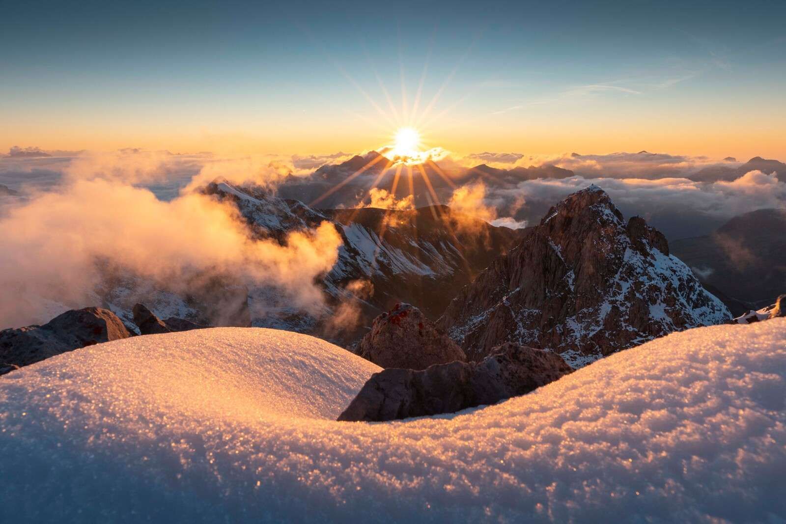 Kvällsljus över vinterbergen.