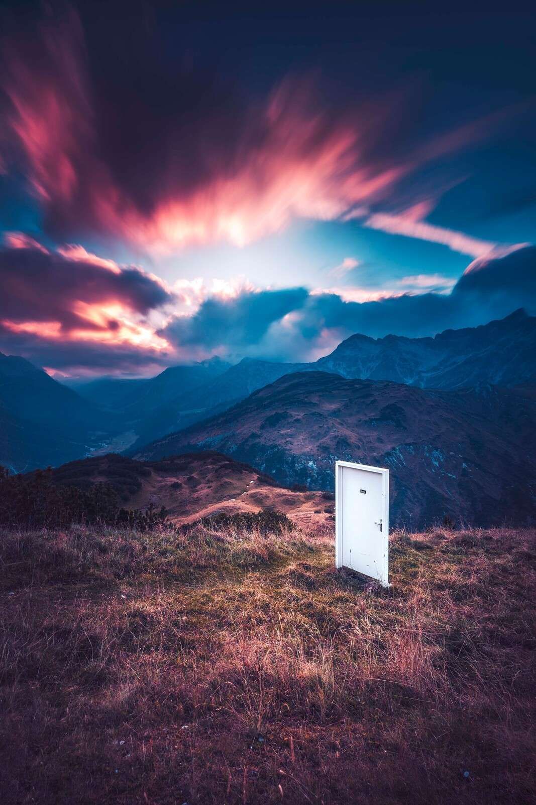 Hvit Dør I Drømmelandskapet