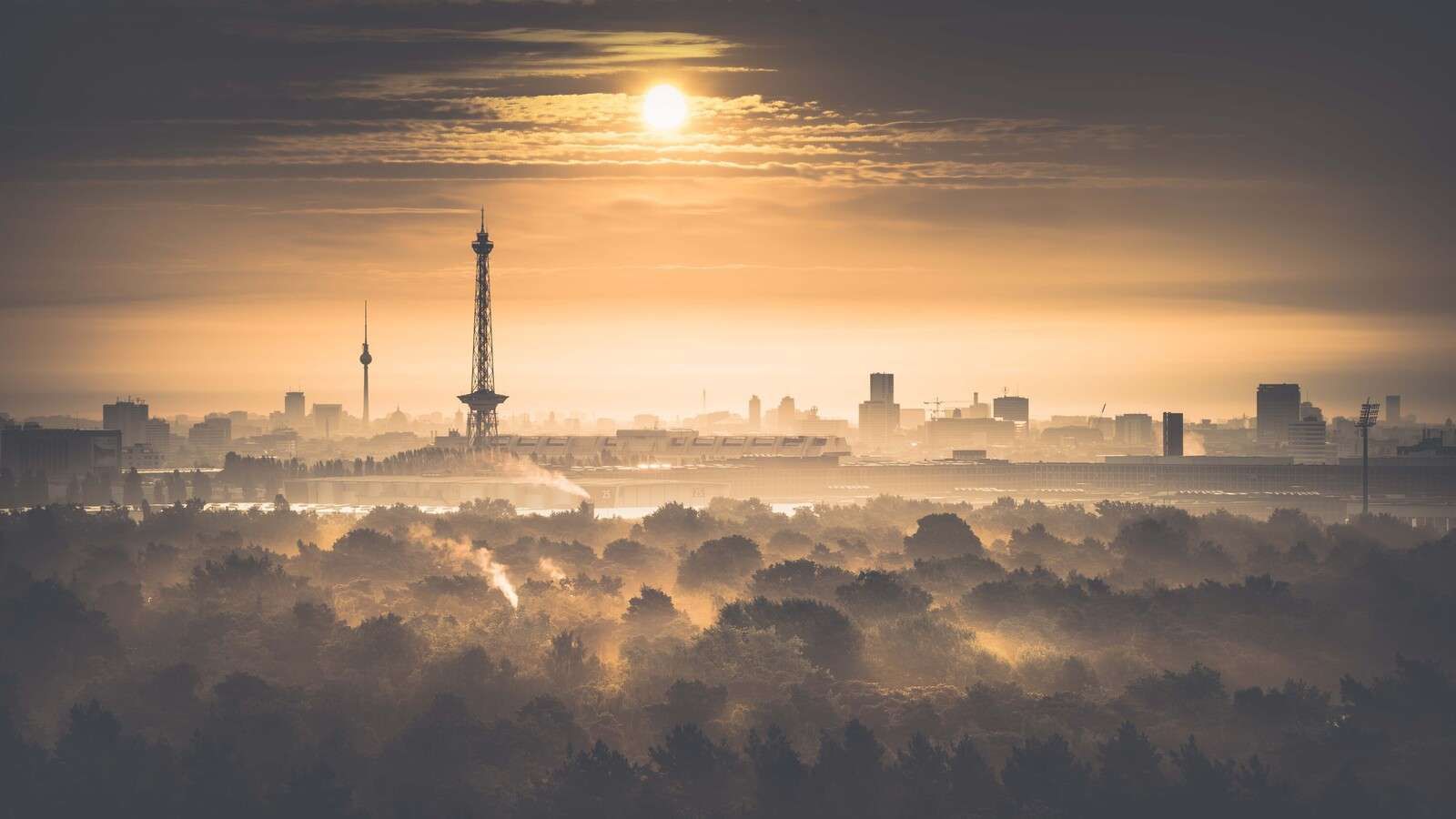 Uklar solopgang over Berlin