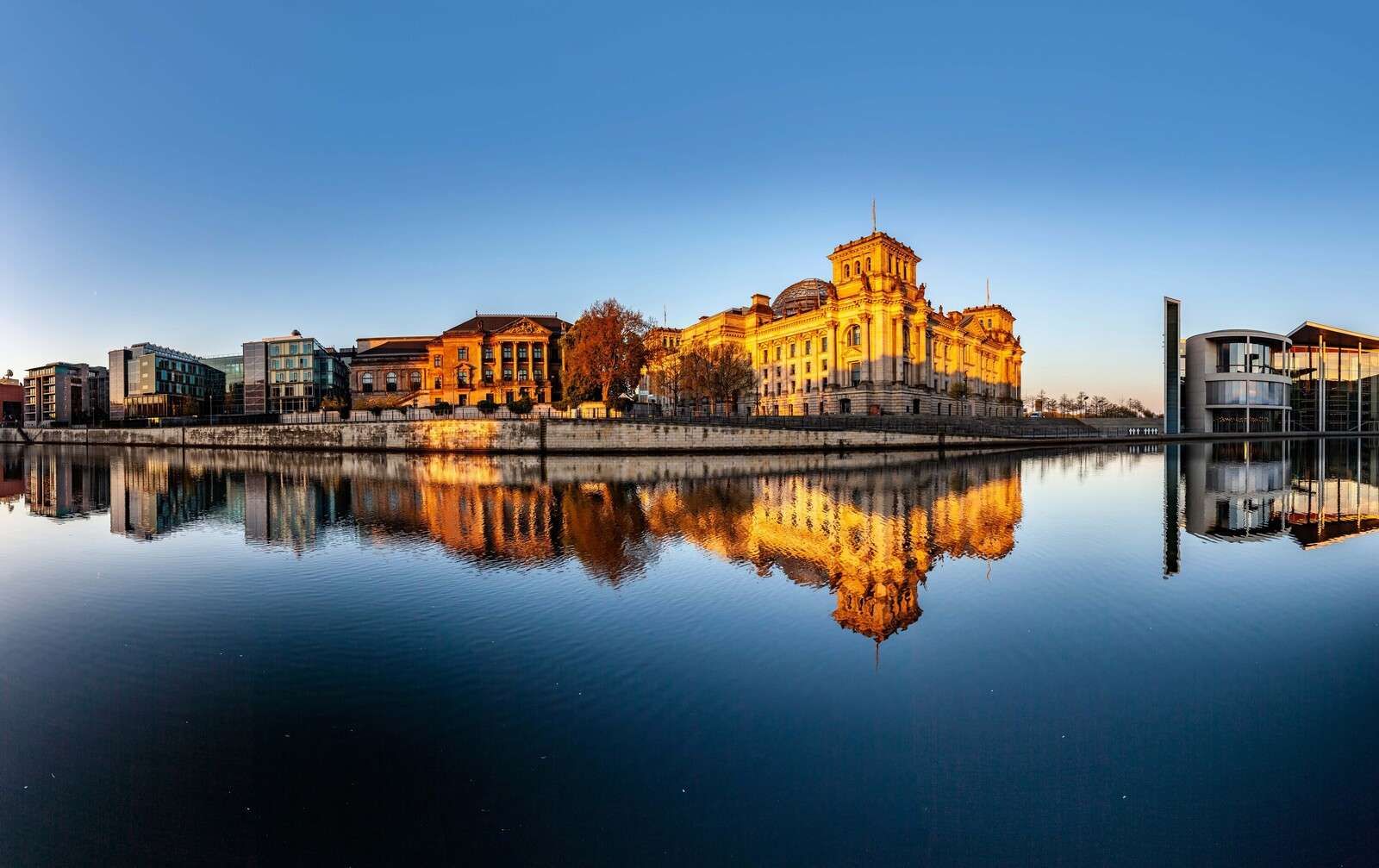 Morgengry over Riksdagen i Berlin