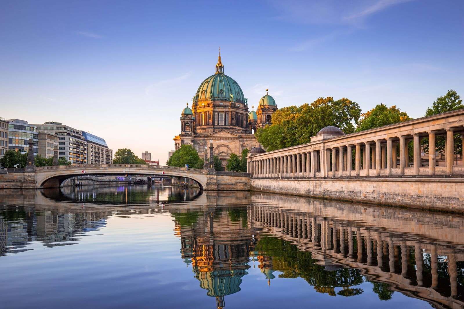 Morgonro vid Berlins domkyrka