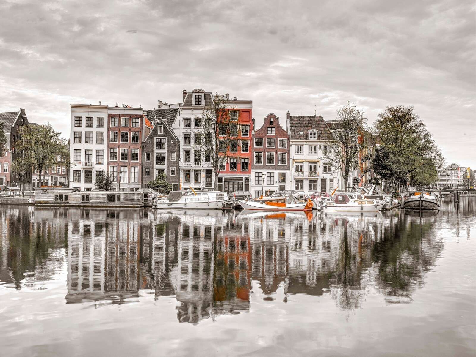 Amsterdam rekkehus ved kanalen