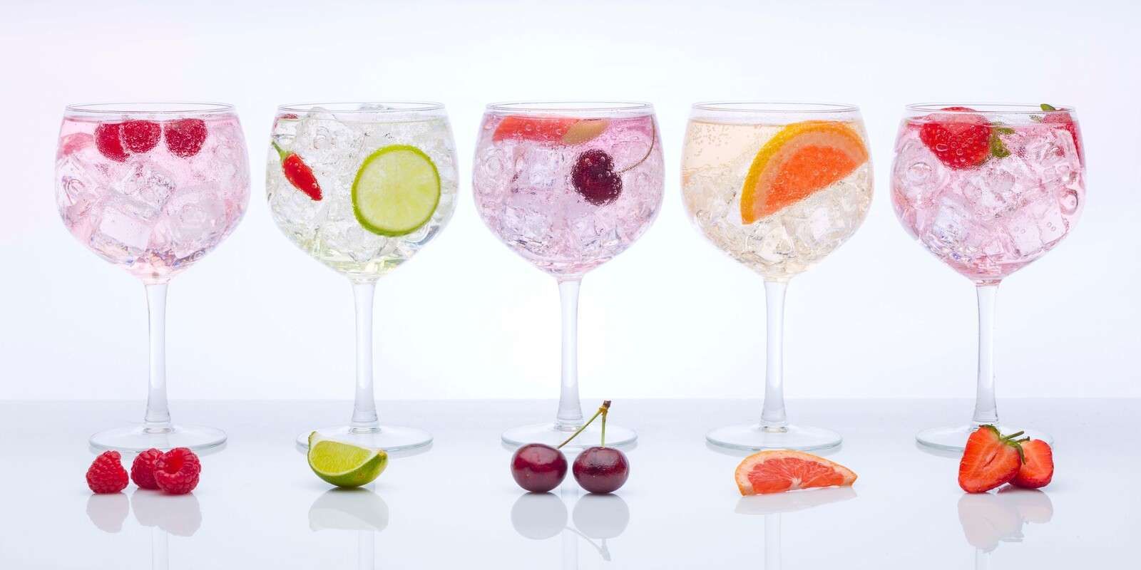 Olika typer av gin glas på rad
