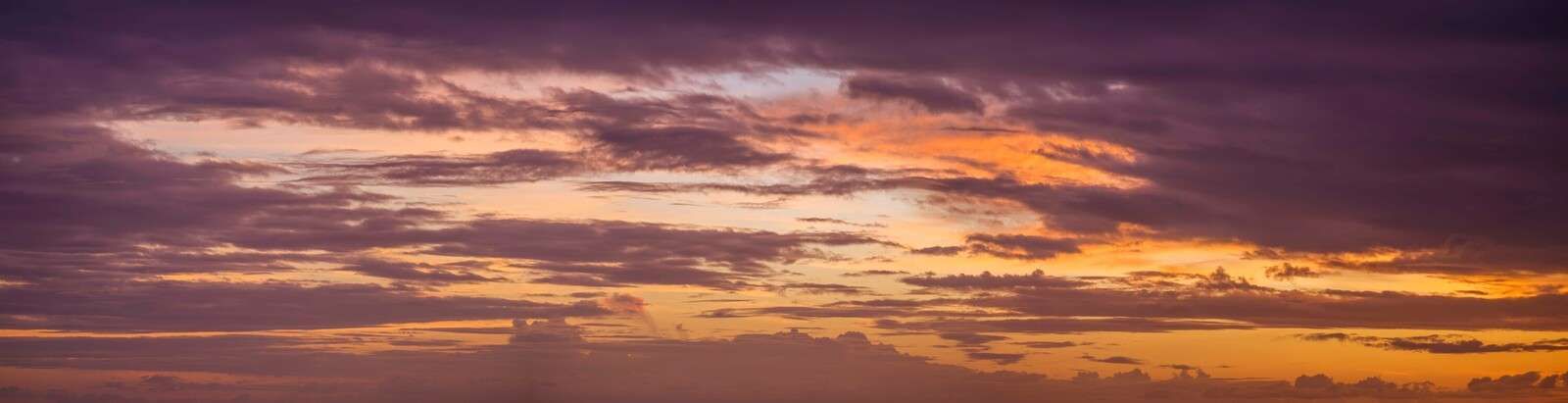 Panoramavy av dramatisk himmel med mörka moln