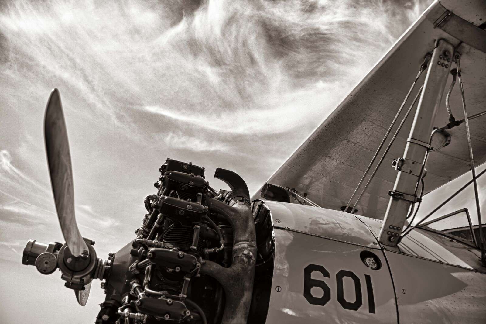 Vintage Propellervlucht Under Skyene