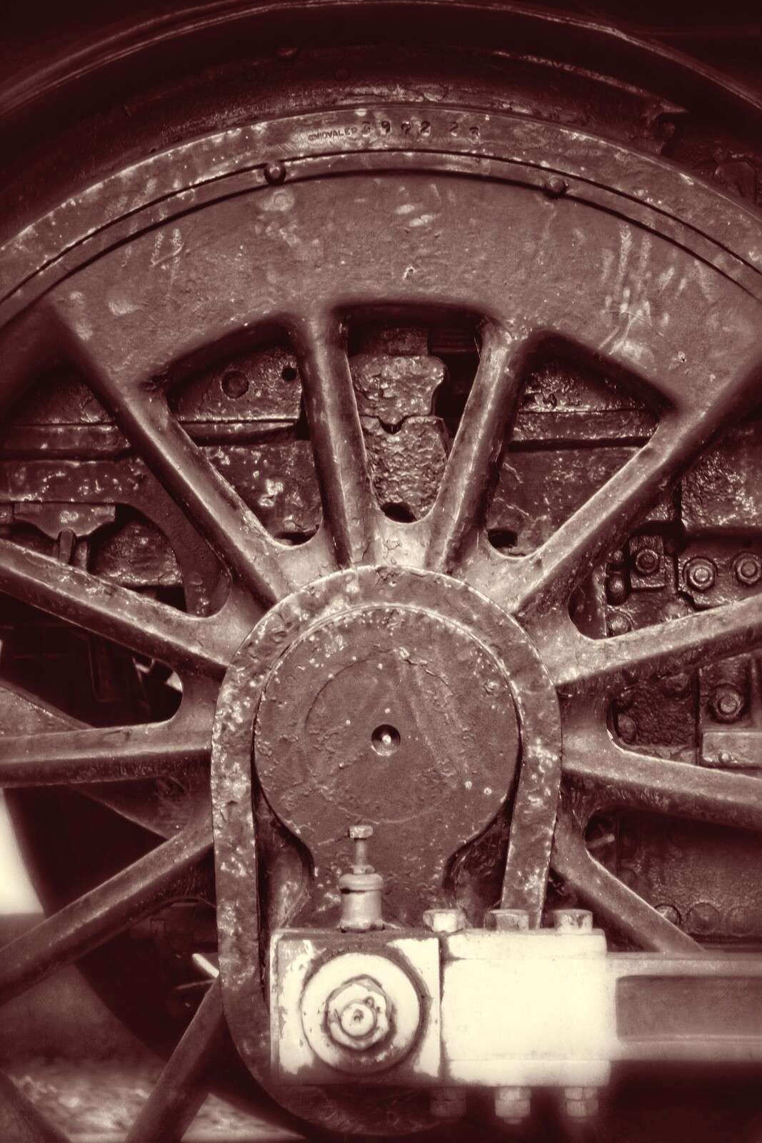 Forvitret togshjul i sepia.