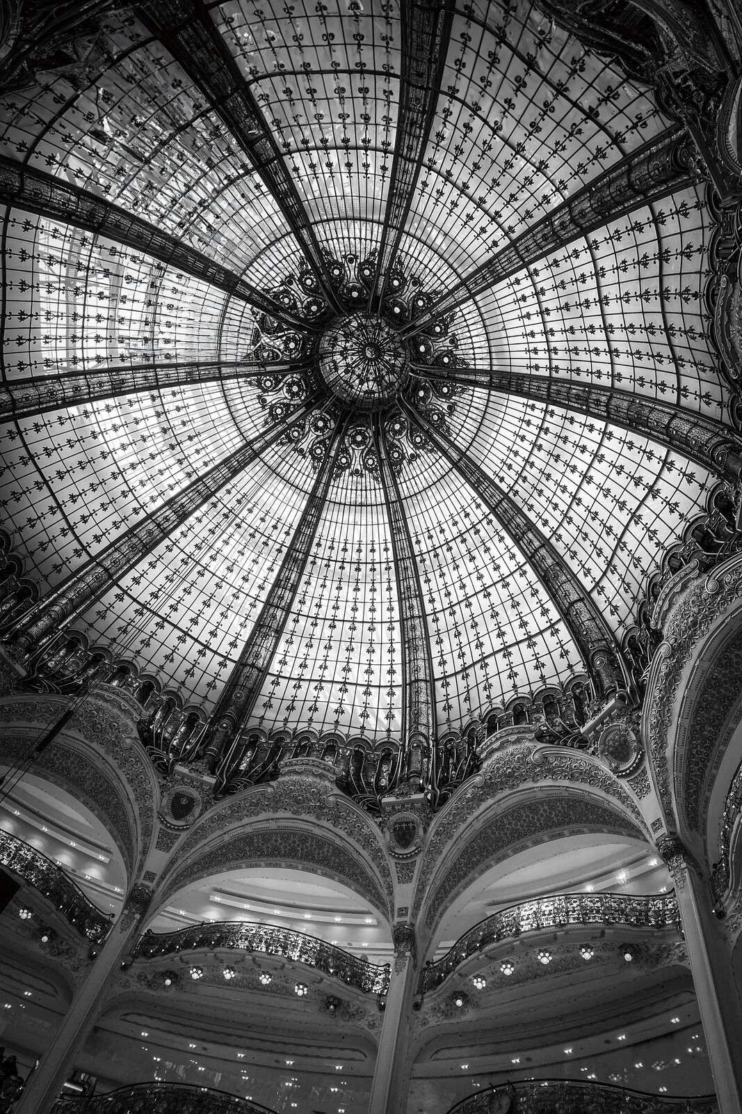 Ornamental kuppel i sort hvid