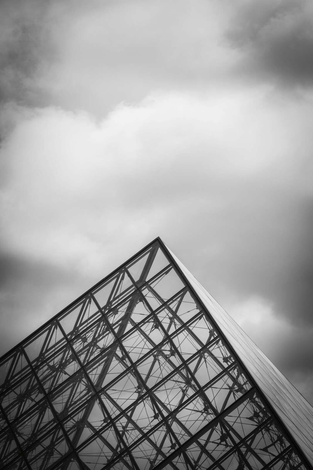 Glasspyramide under skydekket.